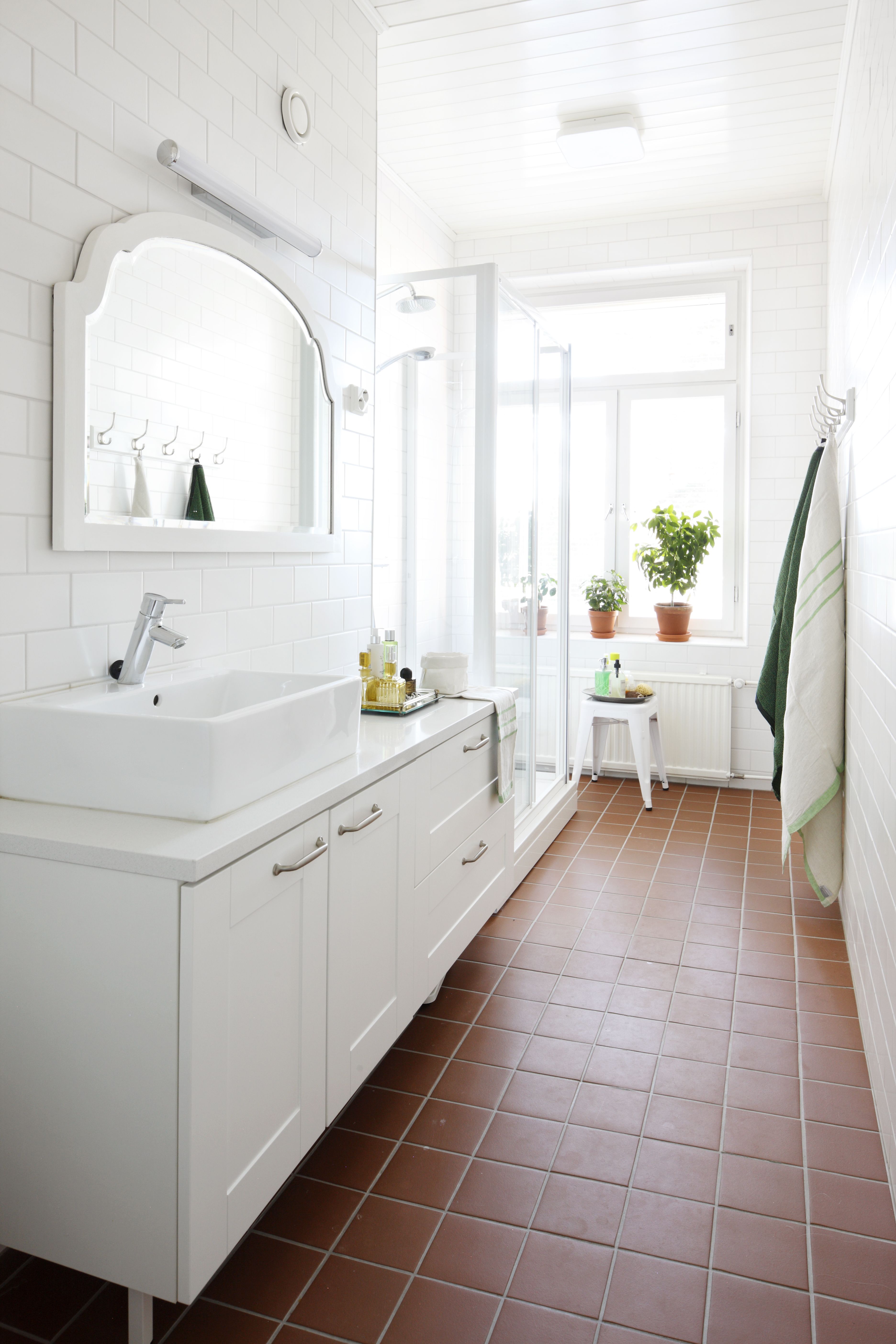  Asunnon vaatehuone purettiin, ja tilalle saatiin tilava, ikkunallinen kylpyhuone. Kalusteet teetettiin kuten keittiössäkin. Litocer-laatta on täällä pienempää kuin muualla asunnossa. Seinälaatta on Pukkilan valkoinen peruslaatta. Pyyhkeet ovat Lapuan Kankureiden.