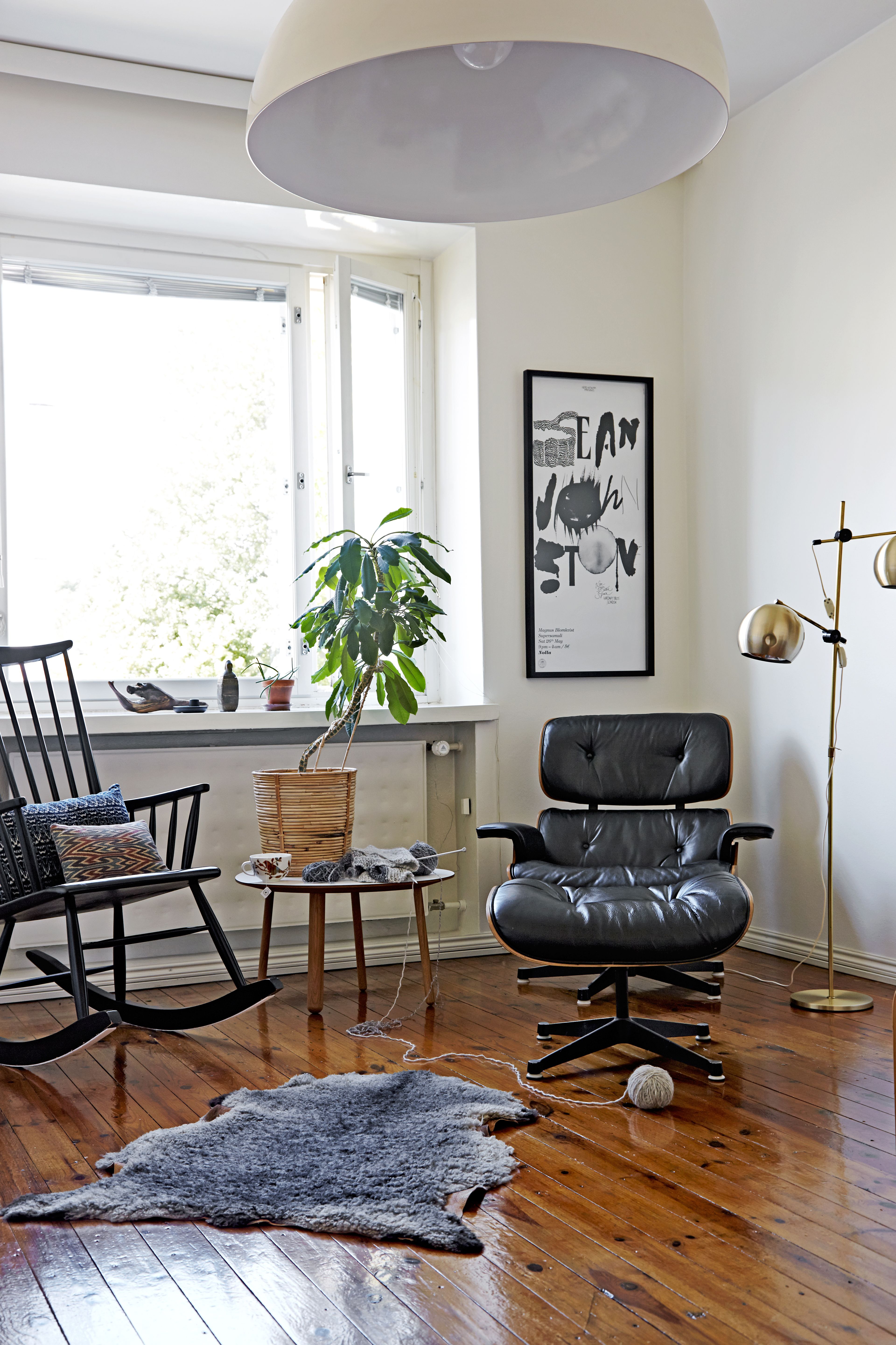 Pihanpuoleisessa oleskeluhuoneessa katsellaan televisiota. Vanha keinutuoli on peritty. Herman Millerin Eames Lounge Chair ja Ottoman ovat hankintoja Berliinistä. Jalkavalaisin on kirpputorilöytö Norjasta.