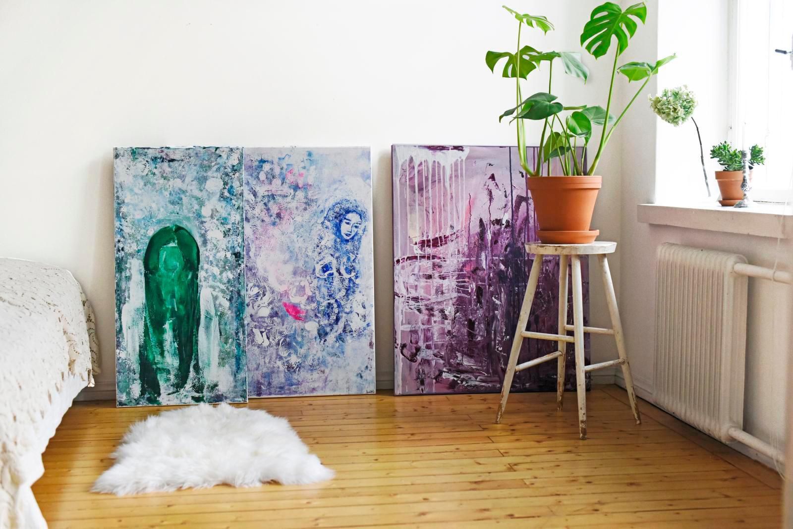 Manuela maalaa pääosin tilaustöinä asiakkaittensa sielunmaisemia. Makuuhuoneen seinää vasten nojaa muutama työ, jotka ovat lähdössä eteenpäin tilaajien 