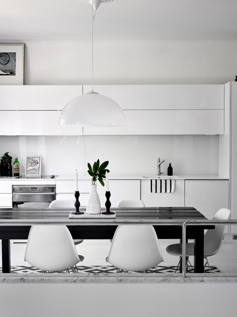 Pariskunta remontoi keittiön ennen muuttoa. Valkoiset korkeakiiltoiset kaapistot valittiin Ykköskeittiöiden mallistosta. Ruokapöytä ja tuolit tuotiin Marjaanan miehen aiemmasta kodista. Ruokapöytä on teetetty 1800-luvulta peräisin olevista lattialankuista, ja uuteen kotiin se maalattiin mustaksi.