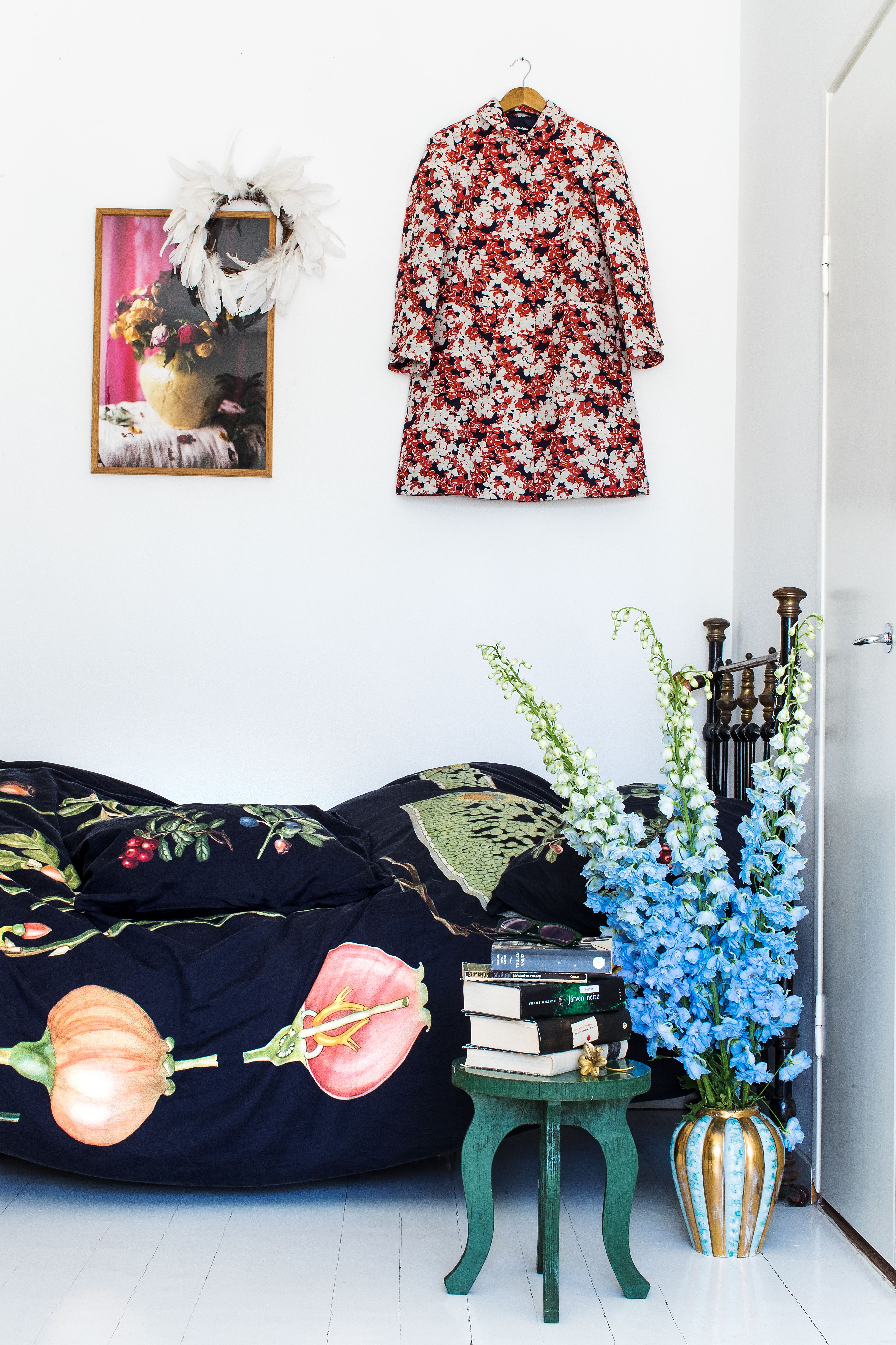 Sisustuksen värit tulevat etupäässä Paavon Marimekolle suunnittelemista kuoseista. Seinälle on ripustettu Juhalana-kuosinen takki. Lakanoissa on Ebba Masalinin mustikka-puolukkakuosi. Taivaan-sinisten kukkien sävy on Paavon ikisuosikki.