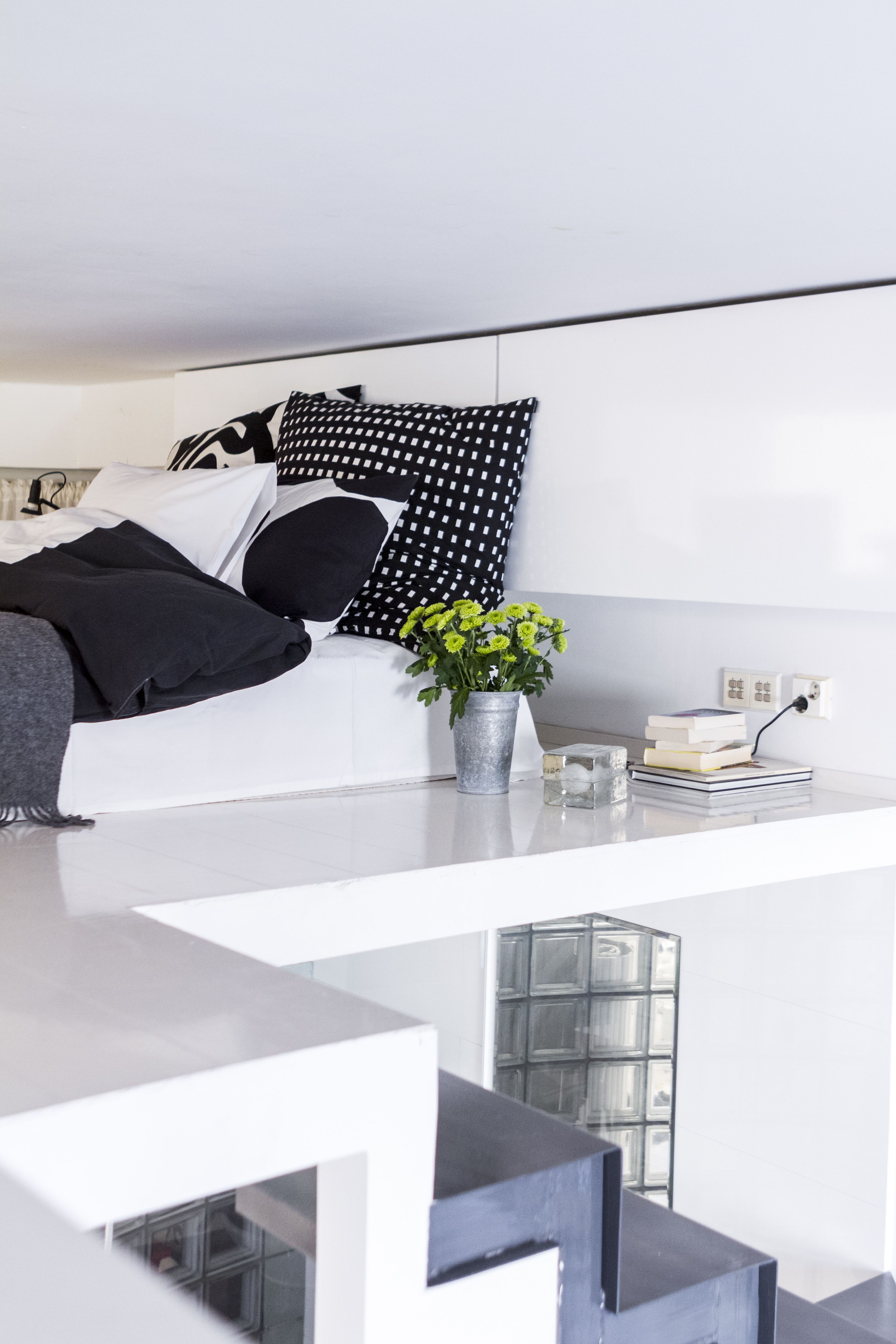 Sängyn tyynyt on verhoiltu Marimekon kankailla. Block-valaisin on Harri Koskisen suunnittelema.