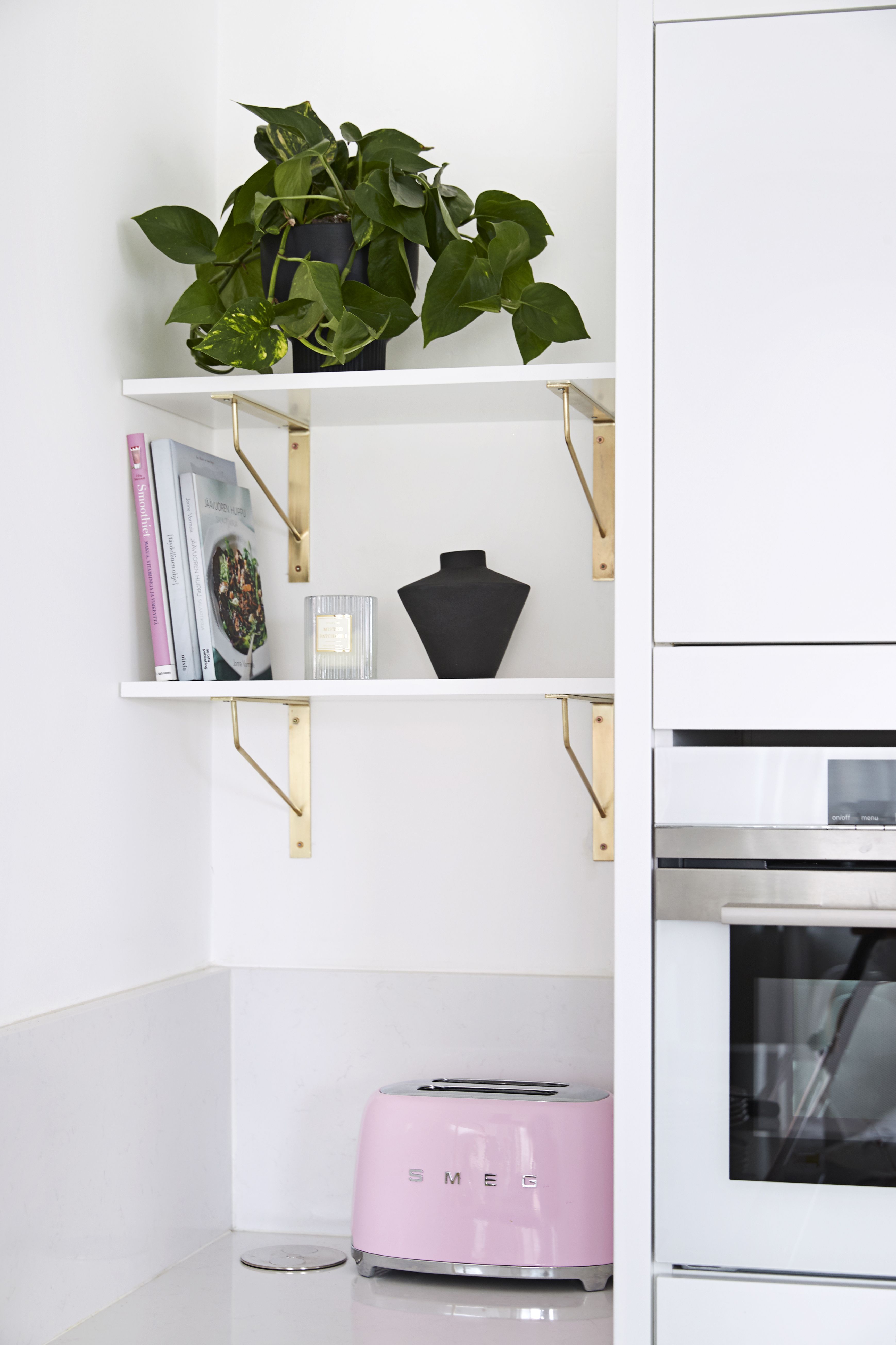 Avohyllyt tuovat keittiöön säilytystilaa, mutta eivät tunnu raskailta.