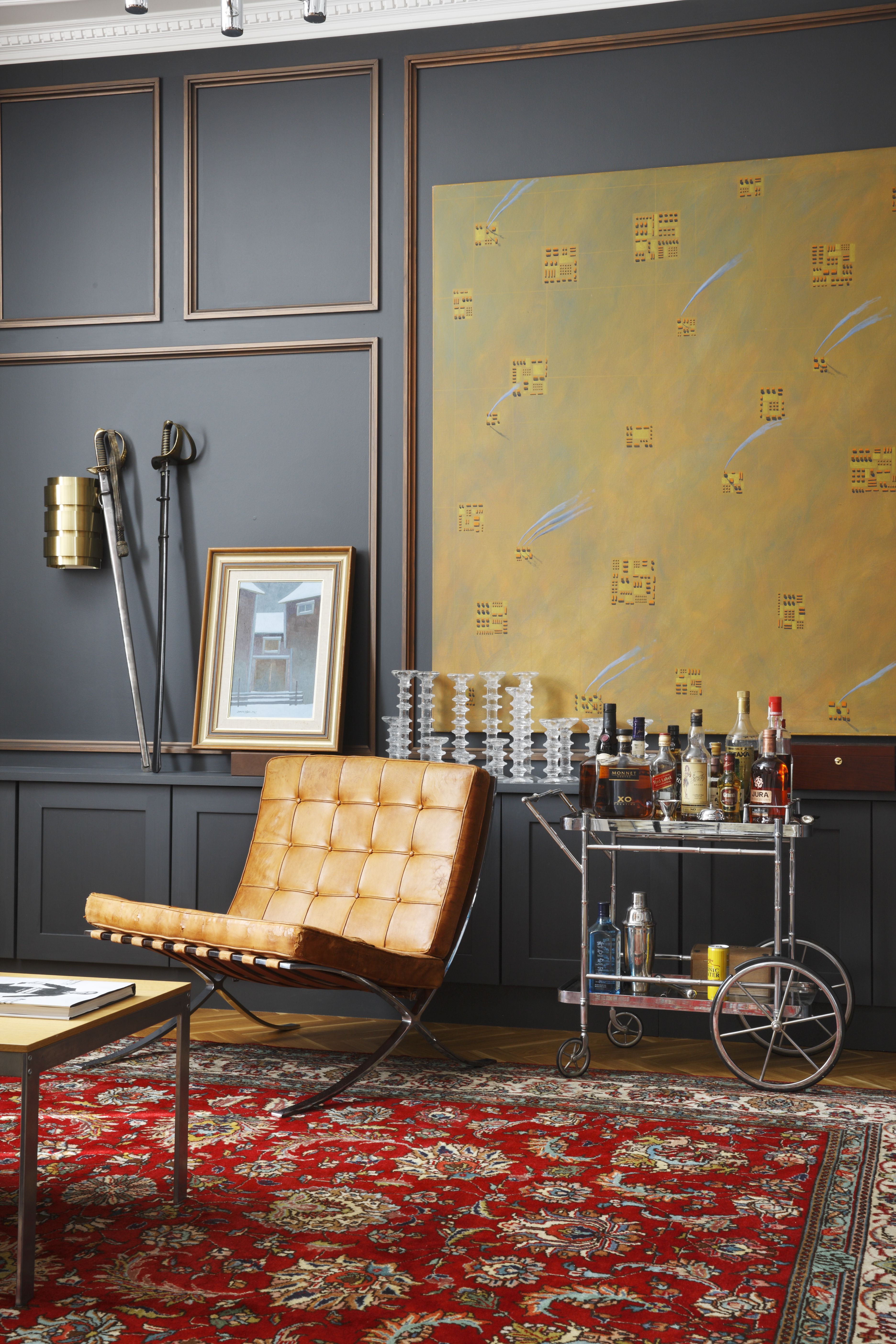 Kotiin rakennettiin sikarihuone, vaikkei asukas tupruttelua suosikaan. Sen panelointi suunniteltiin Kristian Krokforsin työn mittojen mukaan. Paneelin alaosaan rakennettiin matala kaappi, jonka päällä on kokoelma Timo Sarpanevan suunnittelemia Festivo-kynttilänjalkoja. Tarjoiluvaunu ja Hans-Agne Jakobssonin suunnittelema Markaryd-seinävalaisin ovat huutokaupasta.