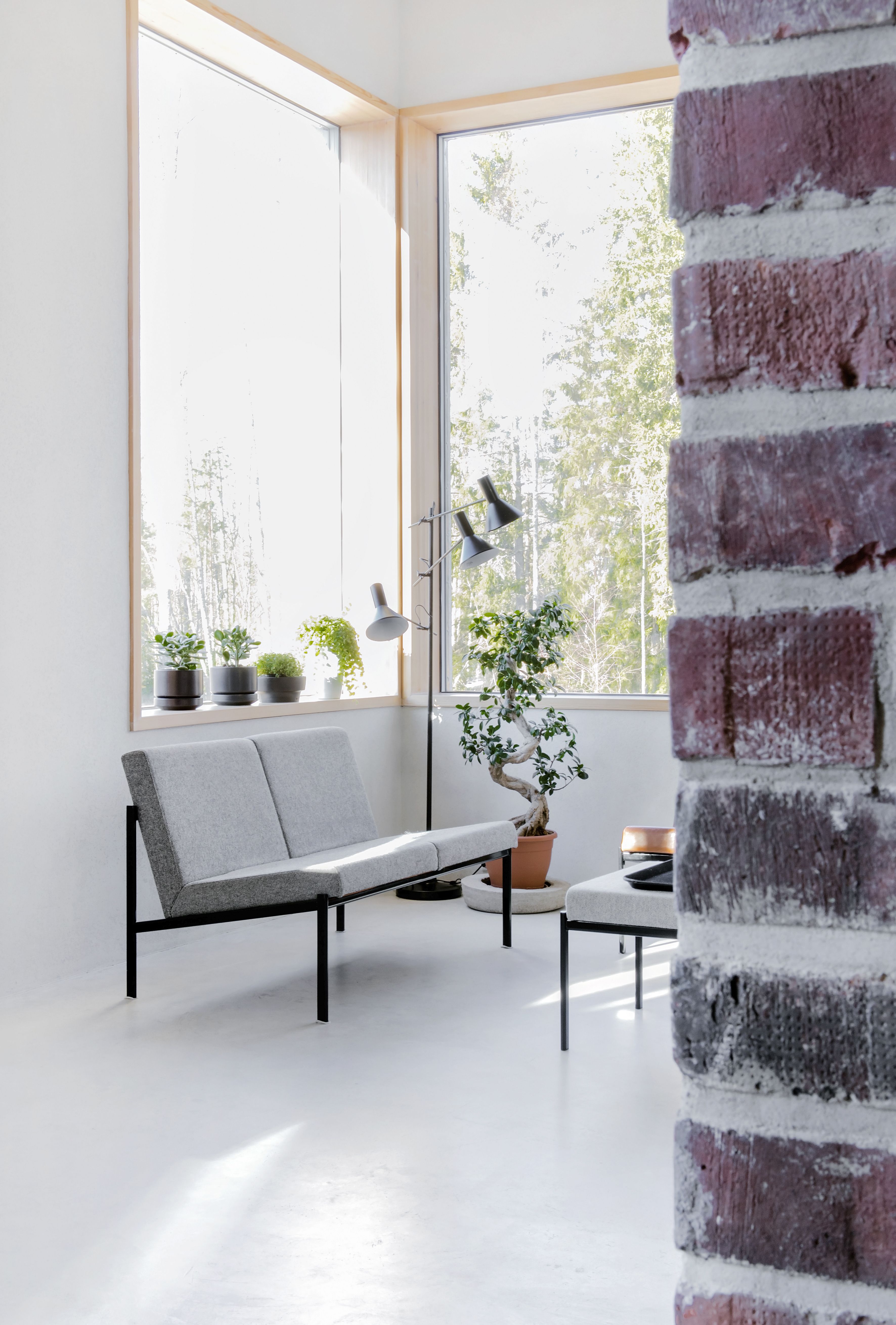 Mäntykarmiset ikkunat toteutti Puutyö Heikkilä ja ne on käsitelty Osmo Colorin puuvahalla. Olohuoneessa on Kiki-sohvaryhmä ja Habitatin jalkavalaisin.