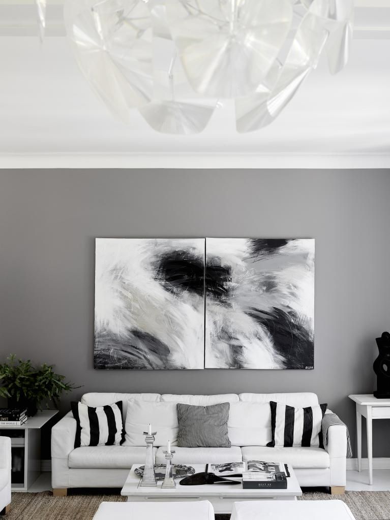 Olohuoneen seinä sai pintaansa harmaata maalia ja maalauksen, jonka hankolainen taiteilija Anneli Puurtinen teki tilaustyönä sisustuksen värejä toistamaan. Sohvat ja sohvapöydän Marjaana toi edellisestä kodista ja haaveilee nyt Gervasonin Ghost-sohvasta ja marmorikantisesta metallipöydästä.