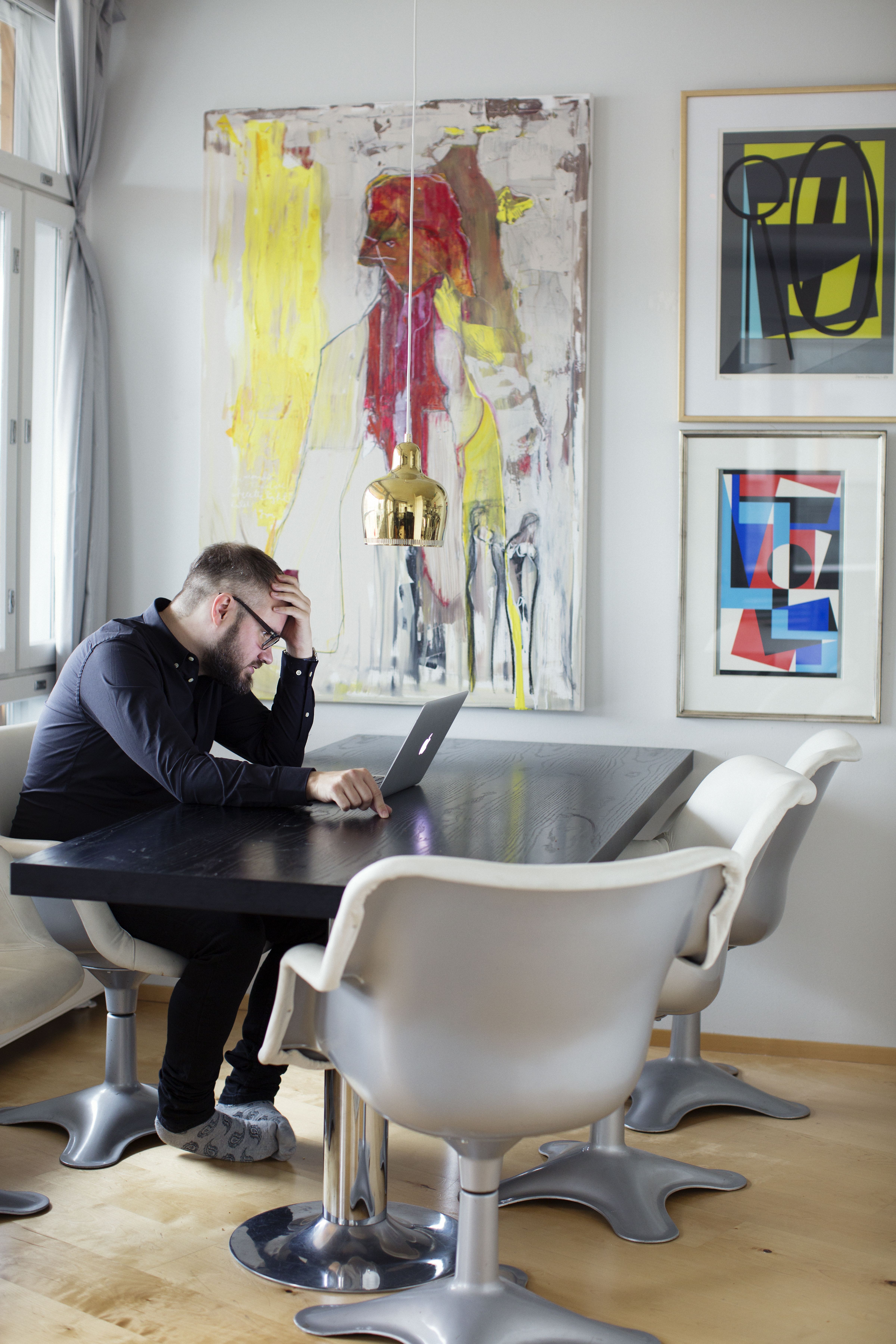 Ruokapöydän ympärille kootut, Yrjö Kukkapuron suunnittelemat, valkoiset tuolit nököttivät aikanaan Alkon pääkonttorissa. Tuomas verhoilutti ne uudelleen. Suuri taulu on Kari Mokon, pienemmät Sam Vannin.