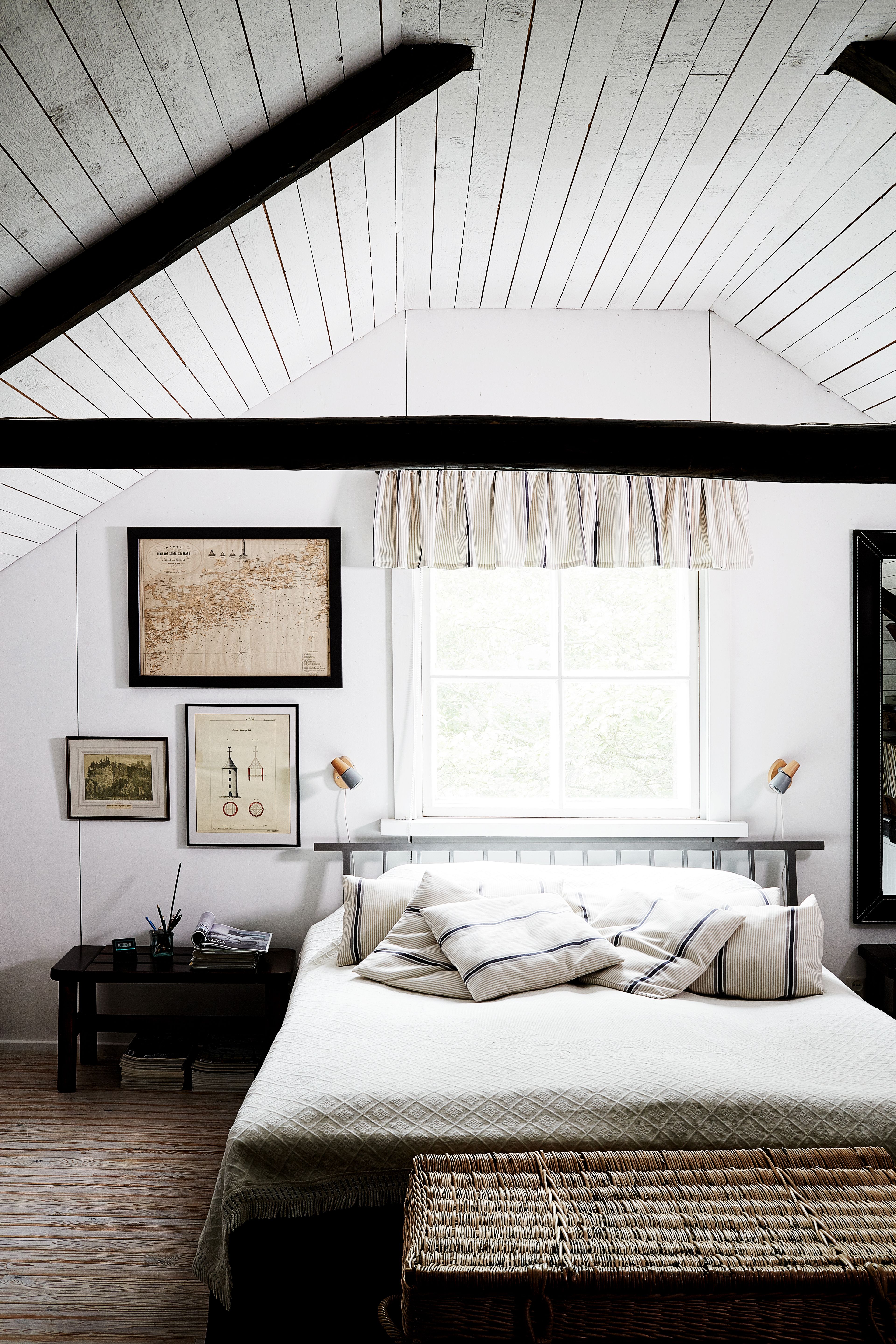 Pintaremontissa yläkerrastakin tuli valoisa ja avara. Tunnelmalliset kattoparrut on jätettiin esille. 