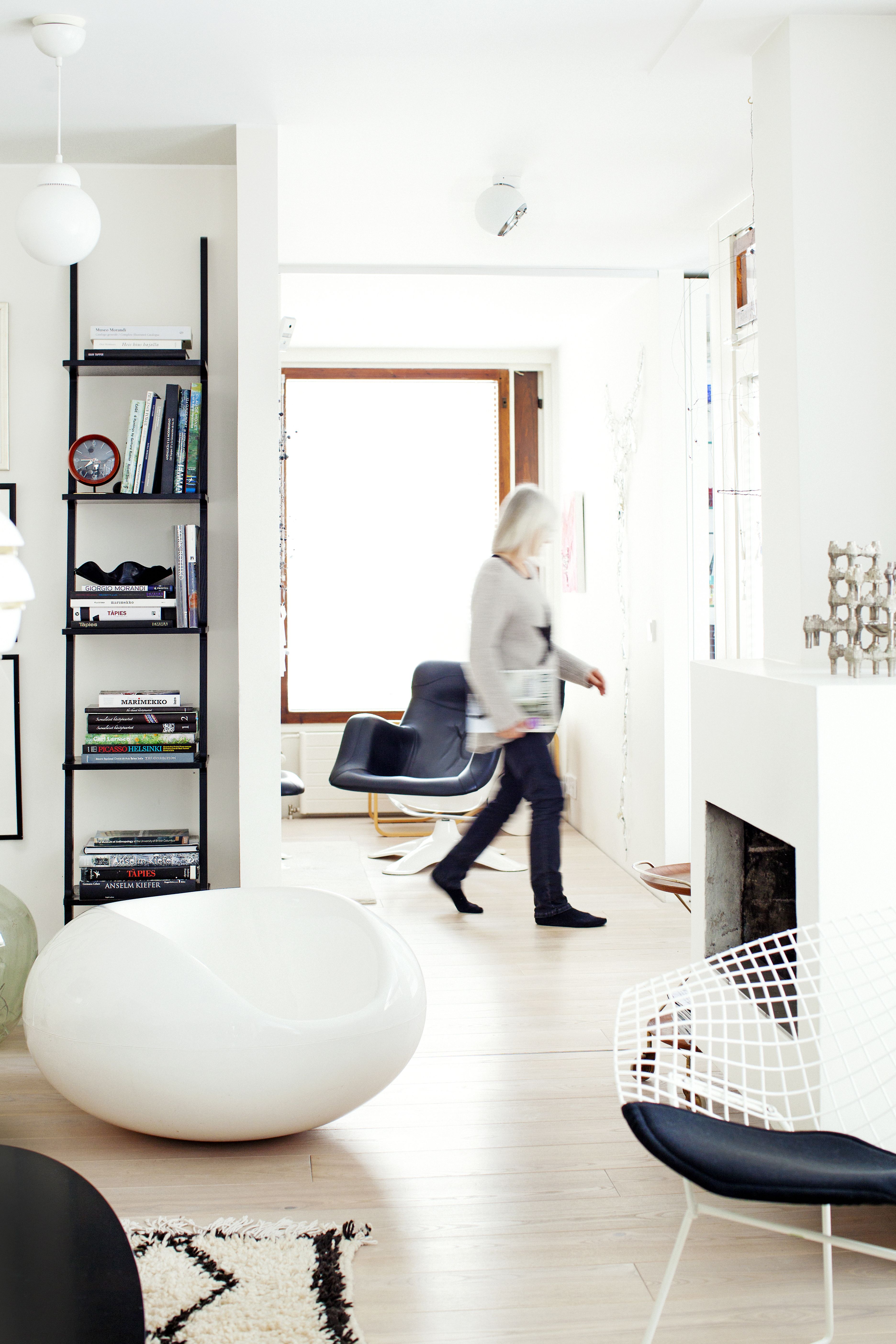 Kodissa ei ole listoja eikä kynnyksiä, joten parketti jatkuu katkeamatta huoneesta toiseen. Bertoian Diamond-tuoleja on ostettu huutokaupoista useita.