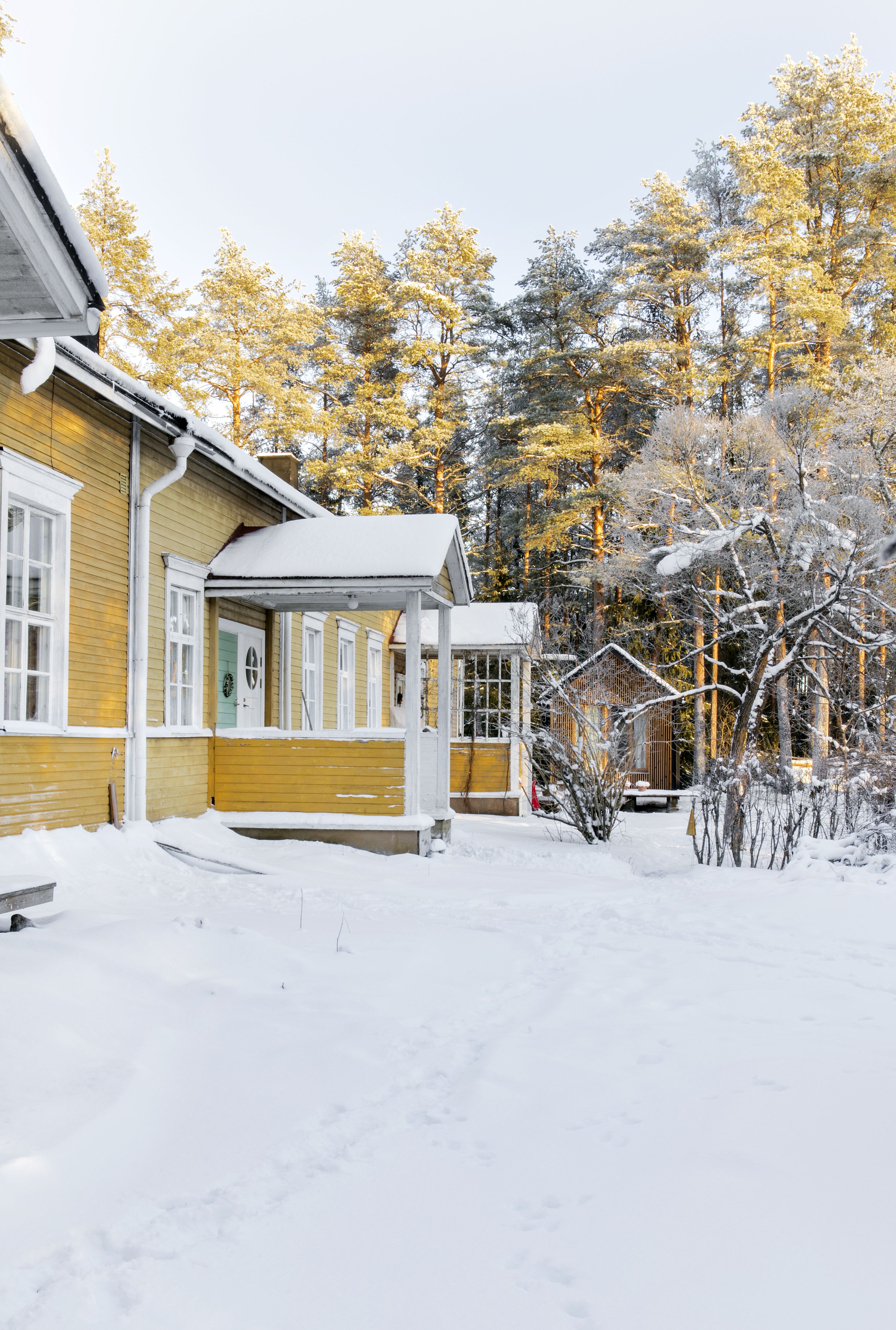 Päärakennus oli ennen harmaa. Keltaisen värin se sai 1970-luvun lopulla. 