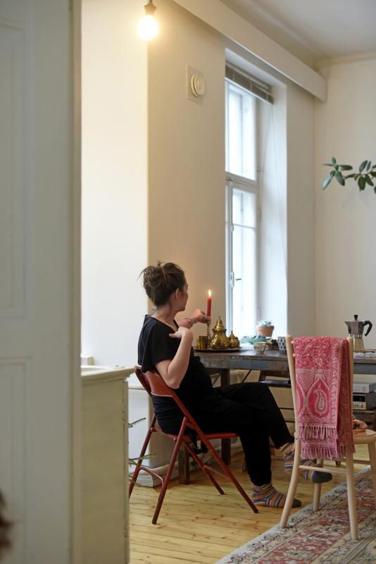 Ruokapöydän ja punaisen tuolin Manuela löysi Perobasta. Vaalean tuolin hän osti Aalto-yliopiston myyjäisistä. Manuela kokeilee innokkaasti uusia reseptejä ja kokkaa kasvisherkkuja koko perheelle.