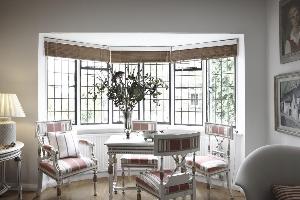 Kaareva erkkeri ja Marjan isoisältään perimä kustavilaiskalusto 1800-luvulta luovat olohuoneen tunnelman. Marja rakastaa vanhoja öljymaalauksia, koska ne elävät valon mukana.