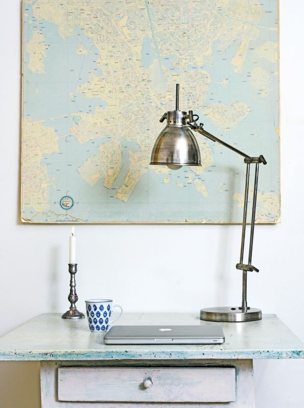 Olohuoneen työskentelynurkan pöytä löytyi jyväskyläläisestä antiikkiliikkeestä. Pöydän yläpuolella on Manuelan miehen perimä Helsingin kartta. Intohimoisena helsinkiläisenä mies ripusti kauniin kartan näkyvälle paikalle.