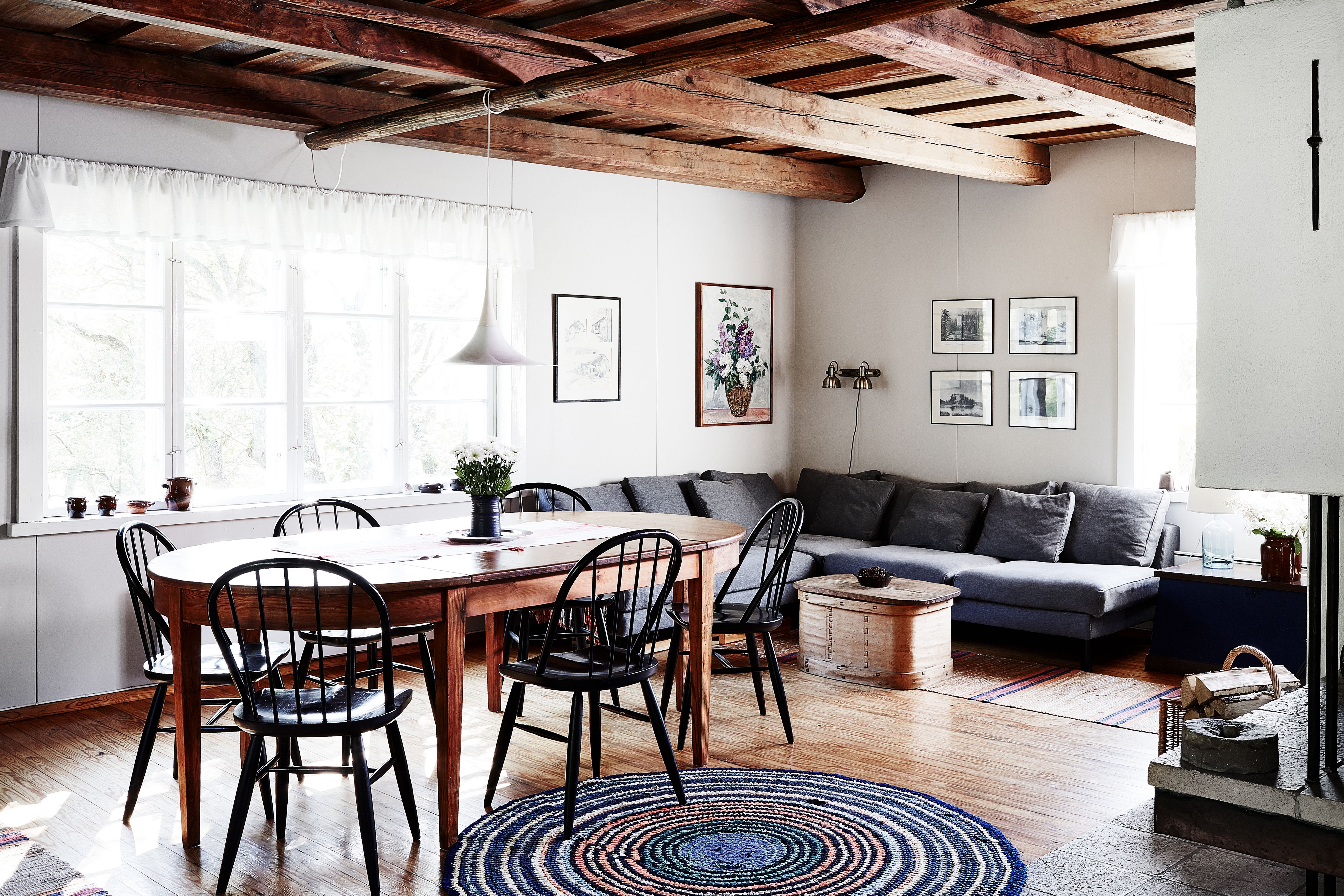 Päätalon tuvan tunnelma on pysynyt samanlaisena 1960-luvulta saakka. Perheen vanhempien sisustama tila on haluttu säilyttää samanlaisena kuin se on aina ollut. Suuren ruokapöydän ympärillä olevat tuolit vanhemmat ostivat 1950-luvulla ensimmäiseen yhteiseen kotiinsa. Upea virkattu matto on iältään yli viisikymppinen.