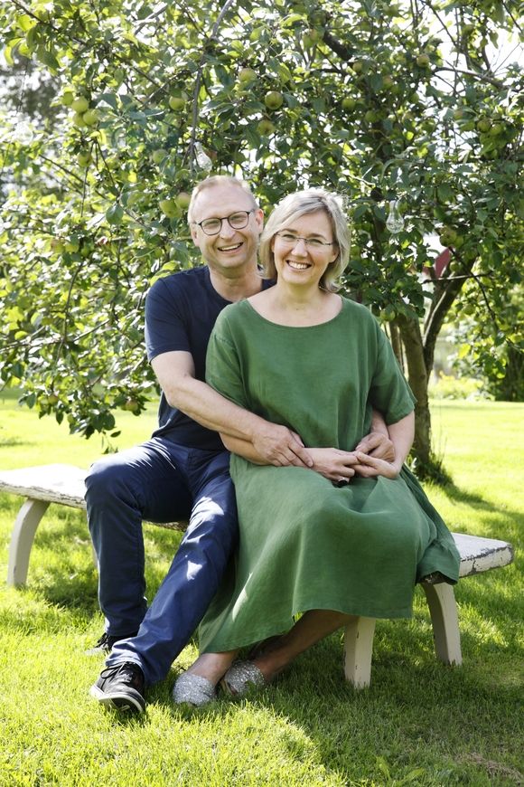 Esko ja Jaana Hjelt rentoutuvat niin kotonaan joen rannassa kuin kesämökillä. Pidemmillä lomilla työstä irtautuminen vaatii lähtöä kauemmas kotikulmilta.