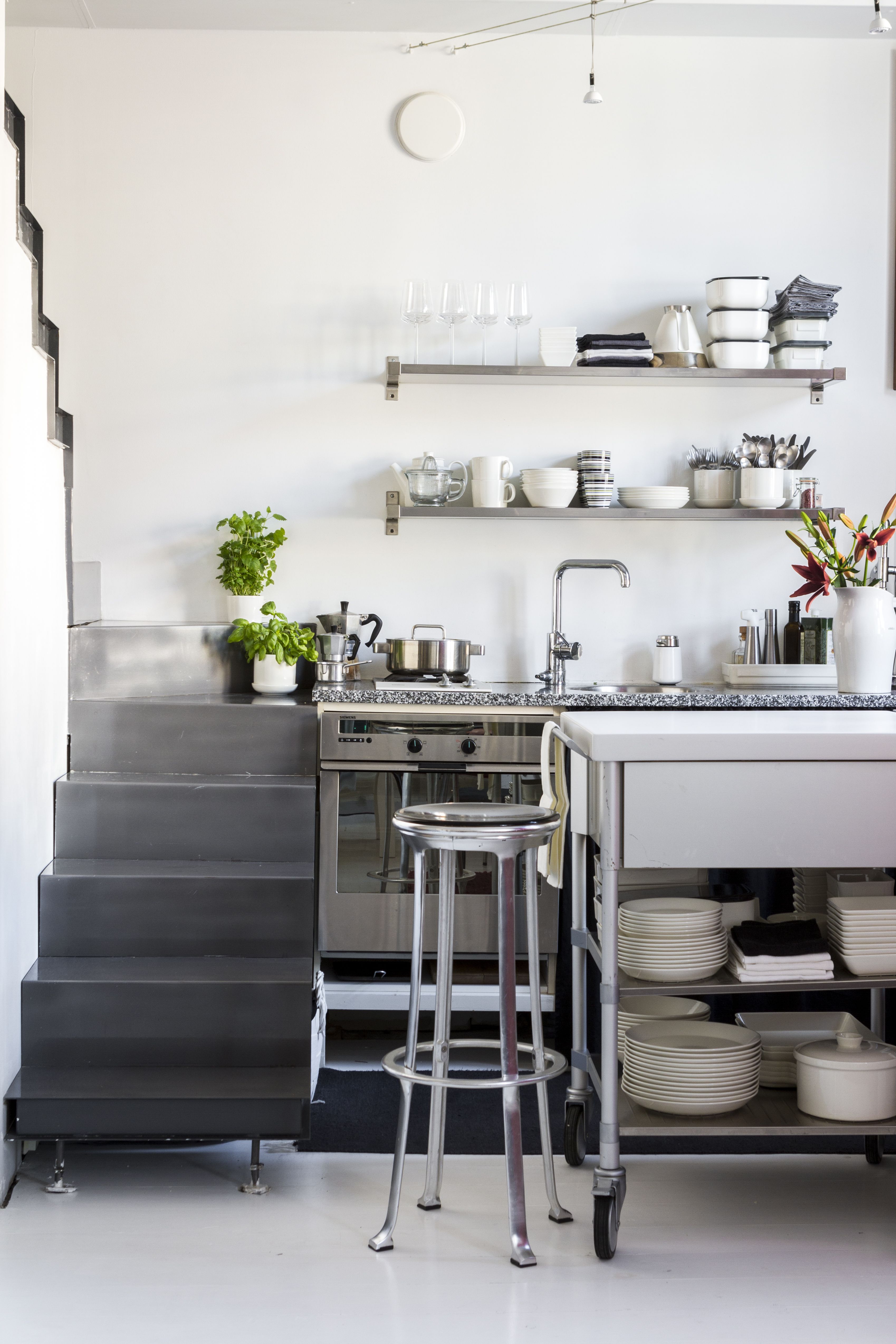 Makuusoppeen, matalalle ja leveälle parvelle kavutaan metalliportaita keittiön kupeesta. Astiakaapit on korvattu avohyllyillä ja Bulthaupin tarjoiluvaunulla. Baarituoli on elokuvaaja Pekka Lehdon studion kirpparimyynnistä. Samoja tuoleja on Maxill-ravintolan baarissa.