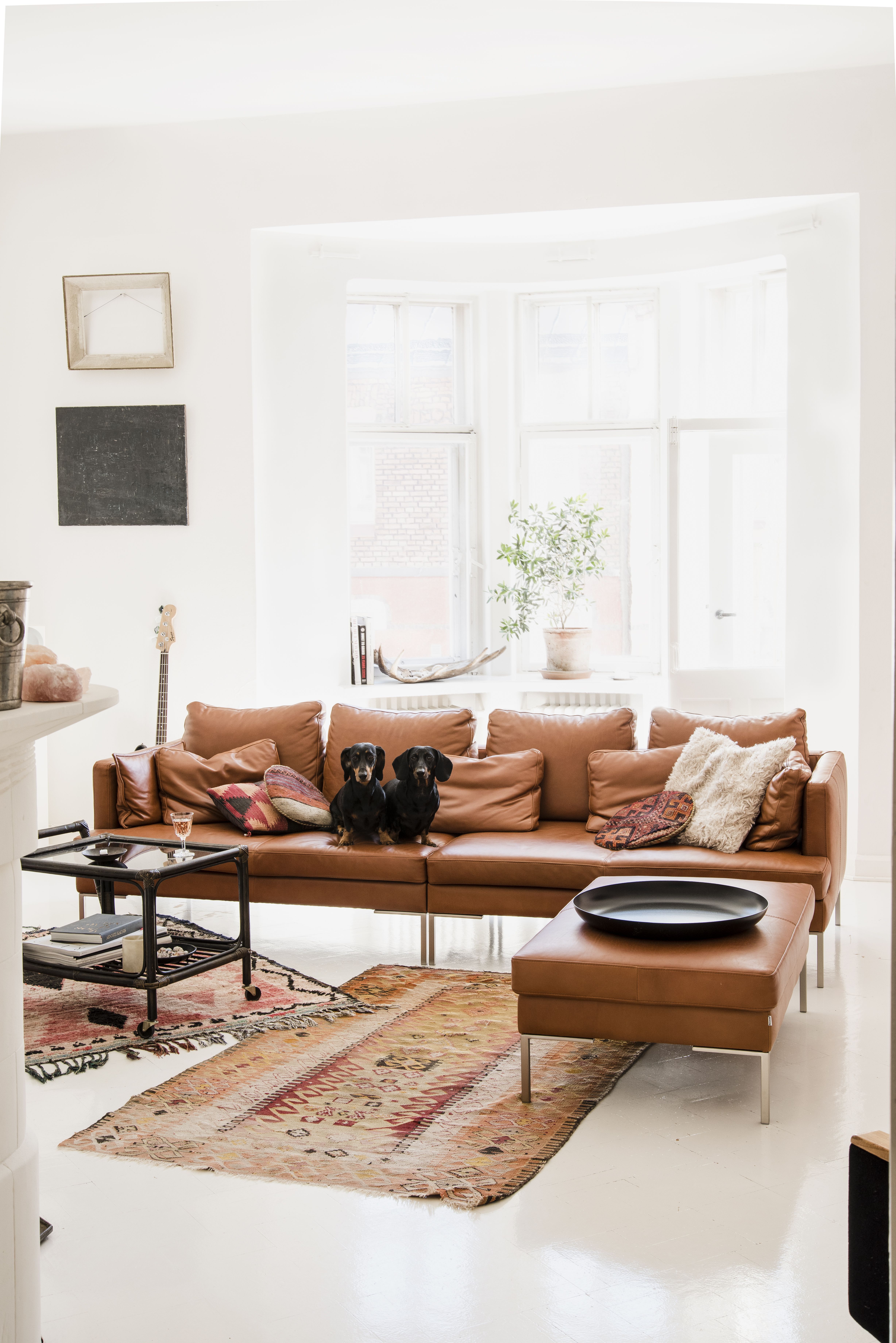 Olohuoneen sohvaa metsästettiin pitkään. Lopulta BoConceptin Istra-sohva konjakinruskealla nahkaverhoilulla osoittautui täydelliseksi yksilöksi.