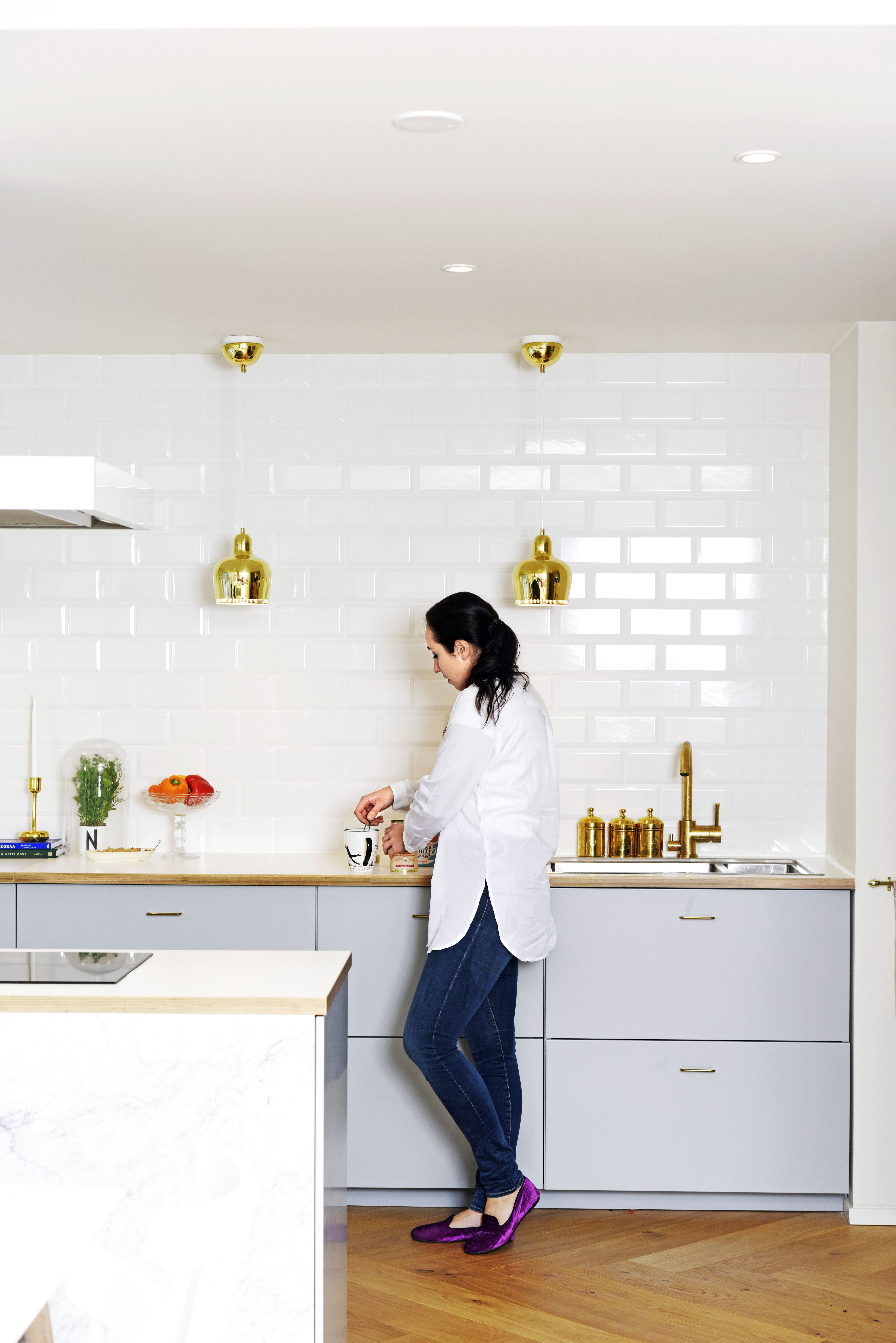 Integroidut kodinkoneet ja harmoniset värisävyt tekevät remontoidusta keittiöstä hallitun kokonaisuuden. Artekin klassikkovalaisimet olivat Annin sisustushaave jo pidemmän aikaa. 