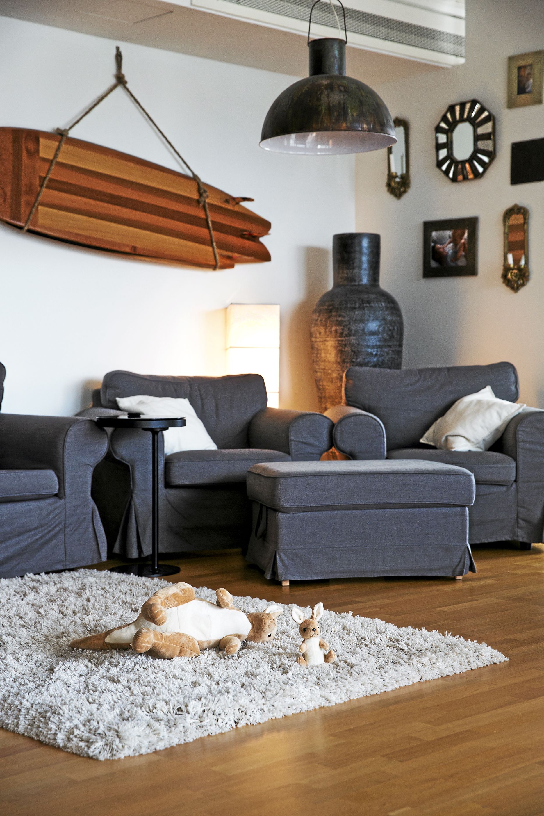  SUURISSA NOJATUOLEISSA PARASTA on se, että niihin voi heittäytyä mukavasti katsomaan televisiota. Tuolien takana oleva surffilauta on tehty käsin Hangossa. Australian-matkalta perheen kolmivuotias Joakim-poika sai tuliaisiksi pehmokengurun. Lelun vatsassa kulkevan pikkukengurun sai Oliver-veli.