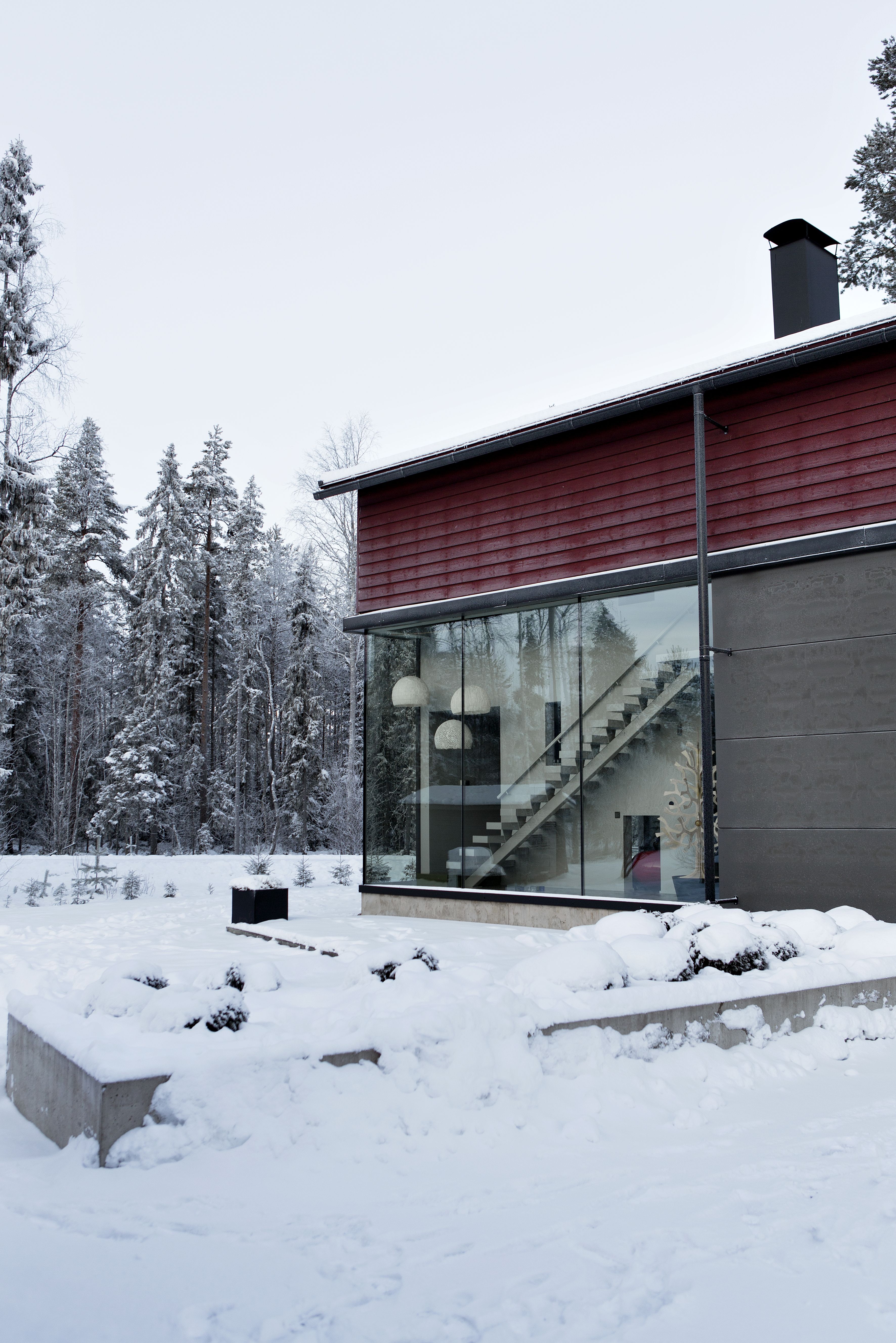 Suuret ikkunat ovat Finnglassin toimittamat. Lasin sisällä on lämpöjohdot, jotka estävät pinnan huurtumisen ja jäätymisen talvella.