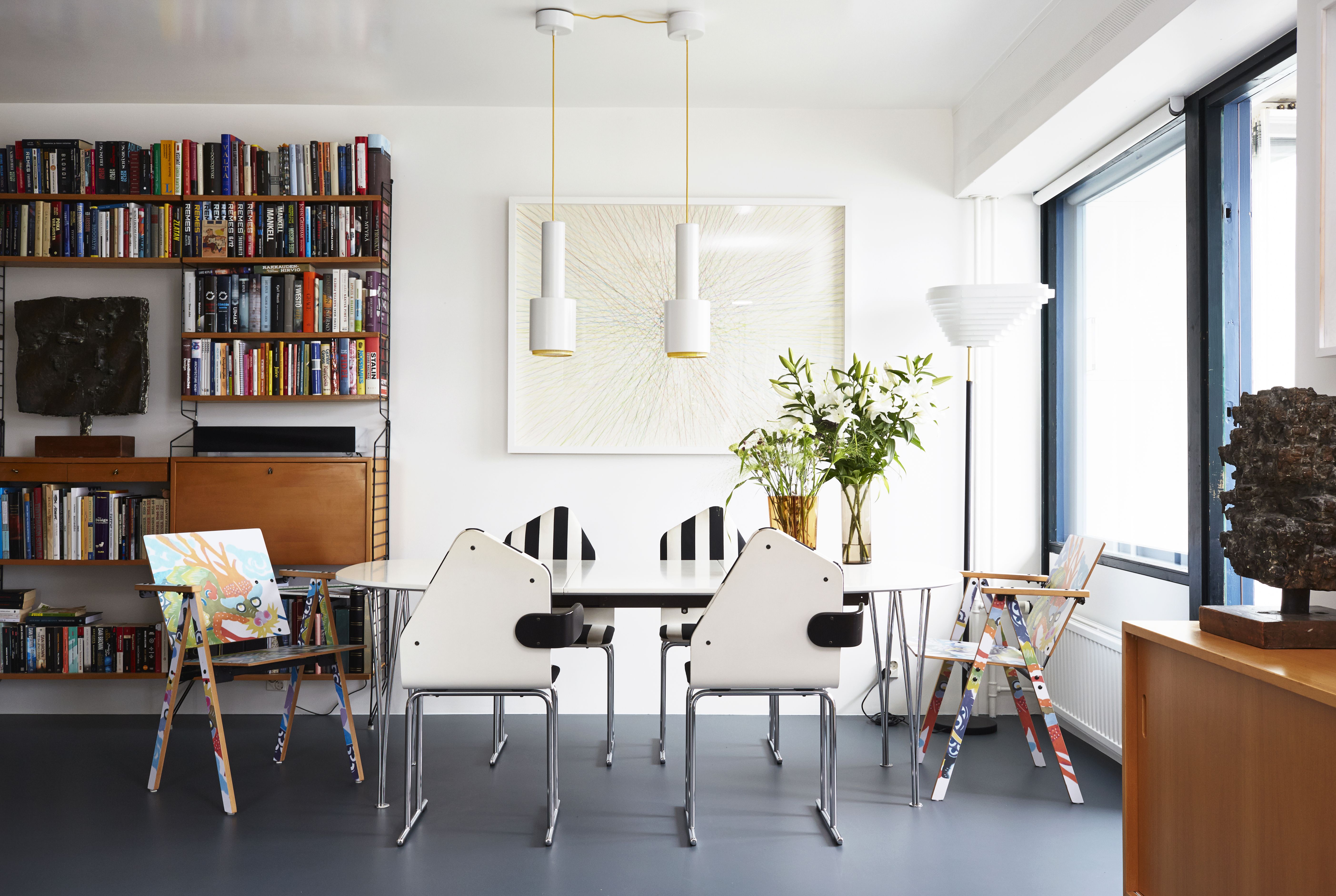 Asukkaiden aiemmat kodit oli sisustettu modernein klassikoin, mutta nyt kodin tyyli on menossa postmodernimpaan suuntaan. Yrjö Kukkapuron suunnittelemat raidalliset pikkutuolit oli saatava, kun ne tulivat vastaan netissä. Tattooed-tuolit on myös ostettu käytettyinä. Seinällä Jaakko Mattilan Vastakohta-akvarellityö.