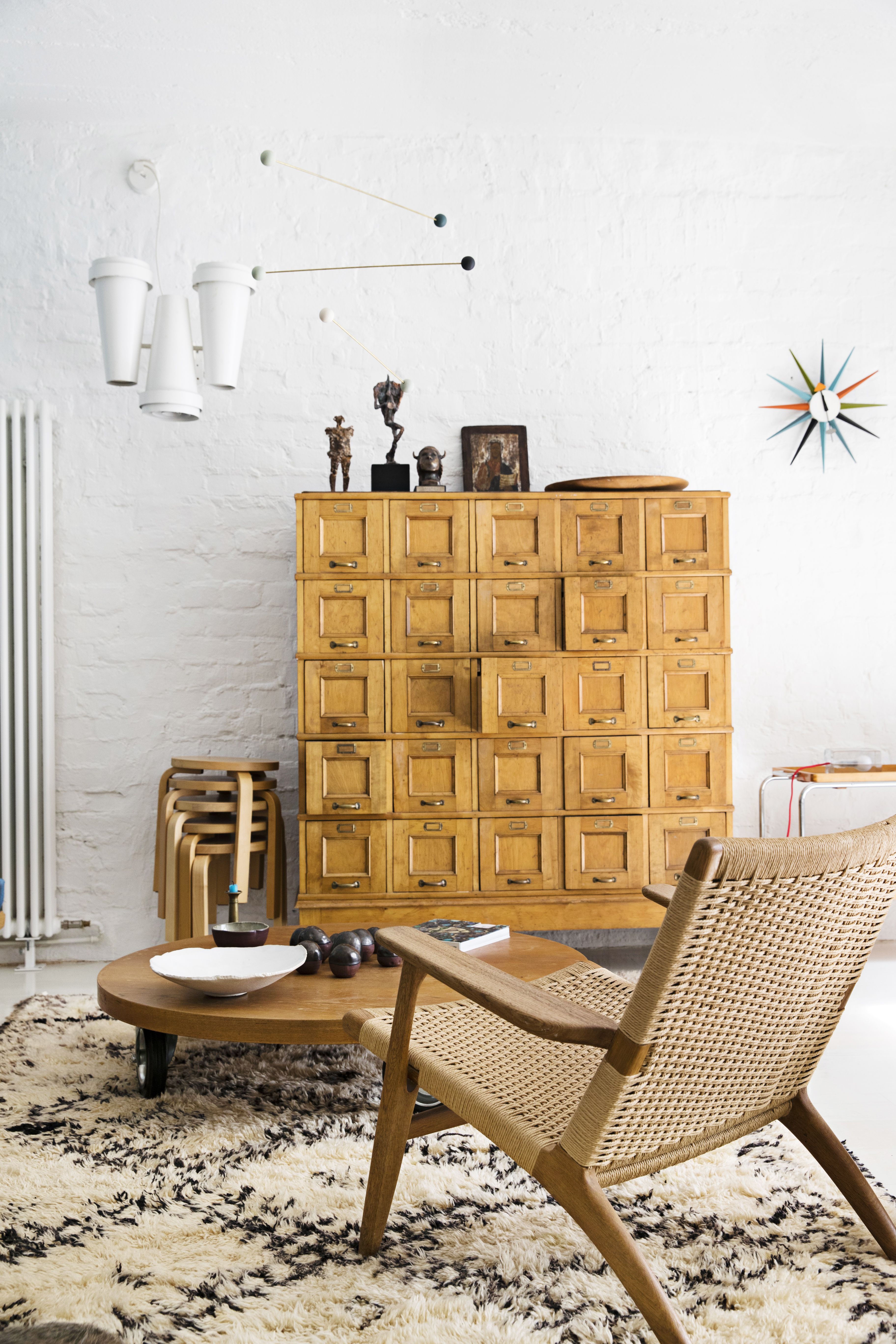 Helsinkiläisen poliisilaitoksen vanhan arkistokaapin Leena löysi vuosia sitten vanhojen tavaroiden liikkeestä. Leena haaveili pitkään Hans J. Wegnerin CH25-tuolista, kunnes löysi sen suhteellisen edulliseen hintaan tanskalaisesta nettihuutokaupasta. Mobile on Leenan ystävän Aleksi Pehmusteen käsialaa. Suurikokoisia valkeita valaisimia kodissa on kolme. Ne on pelastettu itä-helsinkiläisen kirkon roskalavalta.