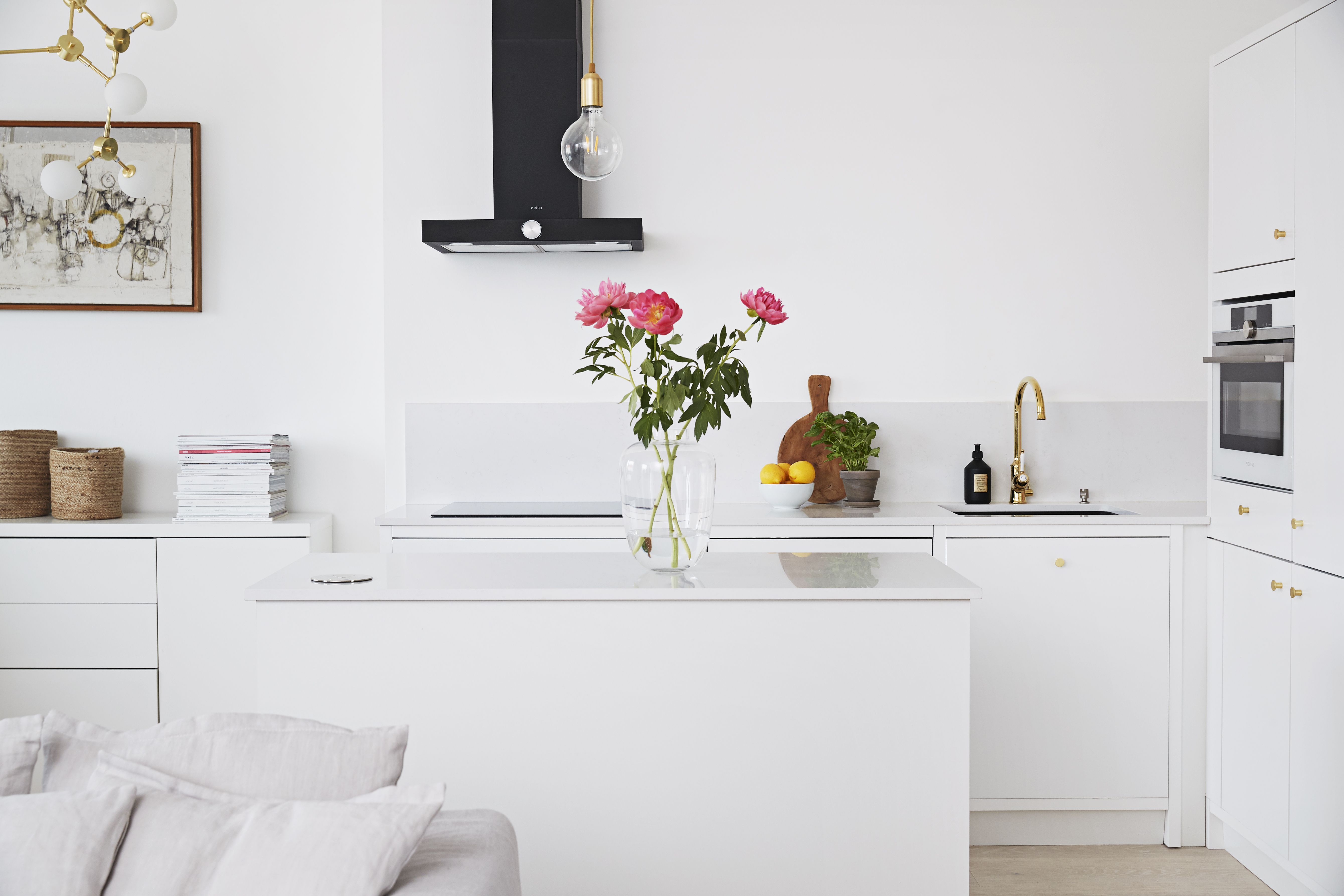 Avokeittiö yhdistyy saumattomasti ruokailutilaan ja olohuoneeseen. Saarekkeen äärellä kokkaillessa on helppo seurustella olohuoneeseen päin.