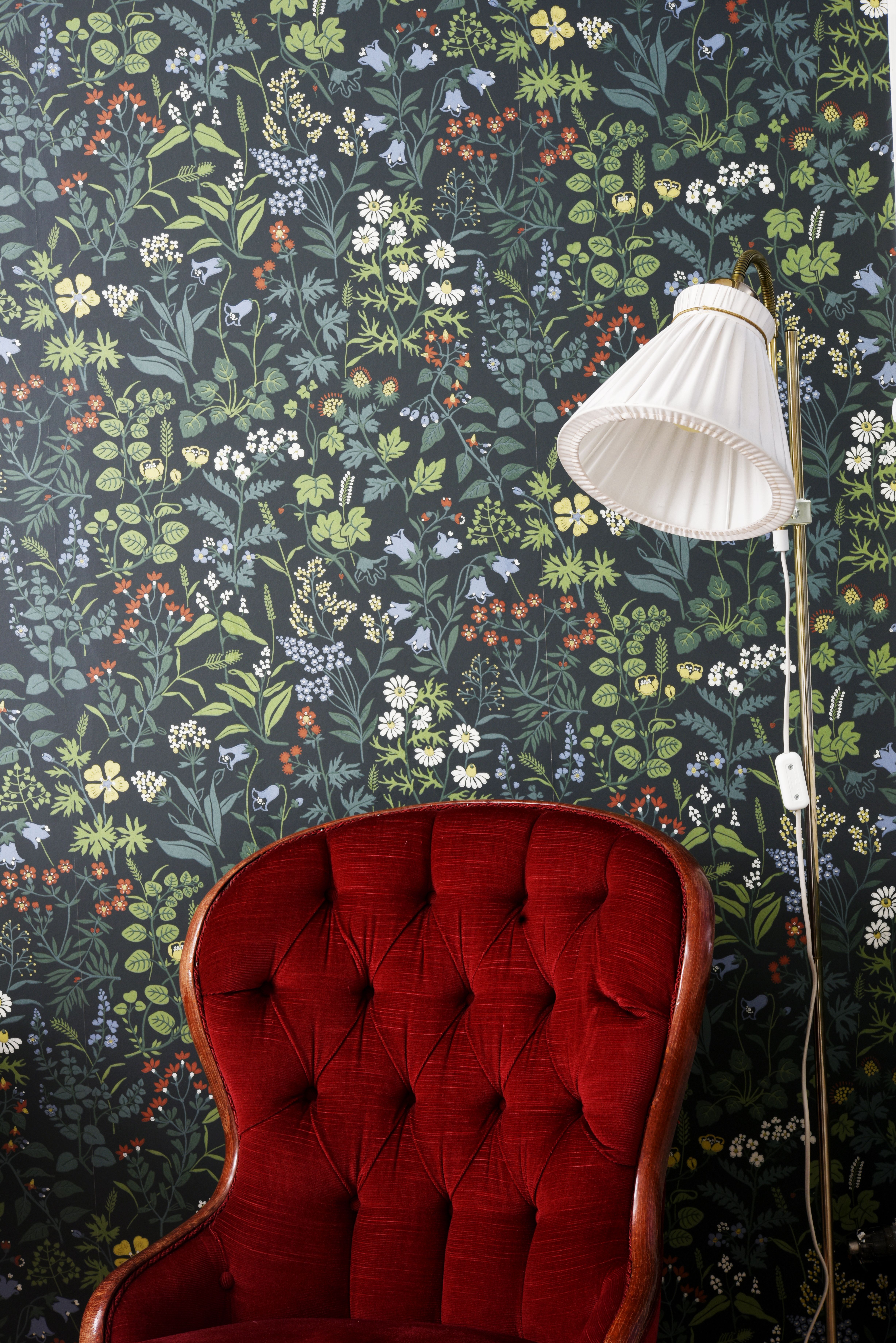 Punainen samettinojatuoli on muutaman kympin löytö Pelastusarmejan kirpputorilta. Makuuhuoneen värittäjäksi Anni valitsi Boråstapeterin kukkatapetin.