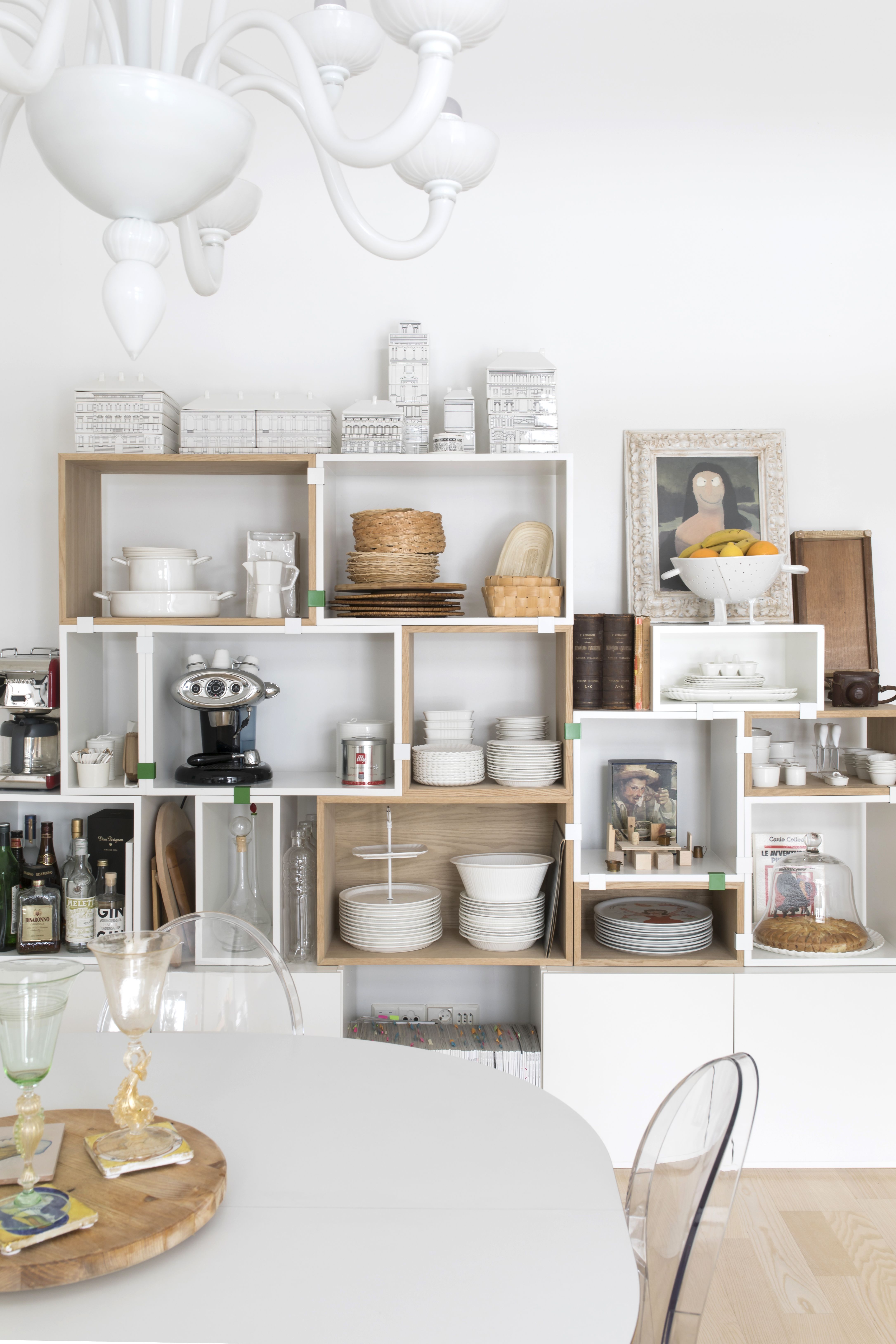 Avohyllykkö on rakennettu Muuton Stacked-hyllymoduleista, jotka on pinottu Lundian kaappien päälle. Hyllyillä on Selettin hauskoja astioita, joista riittää puhumisen aihetta ruokapöytään. Valkoiset astiat ovat Estetico Quotidiano -sarjaa ja talojen malliset Palace-sarjaa.