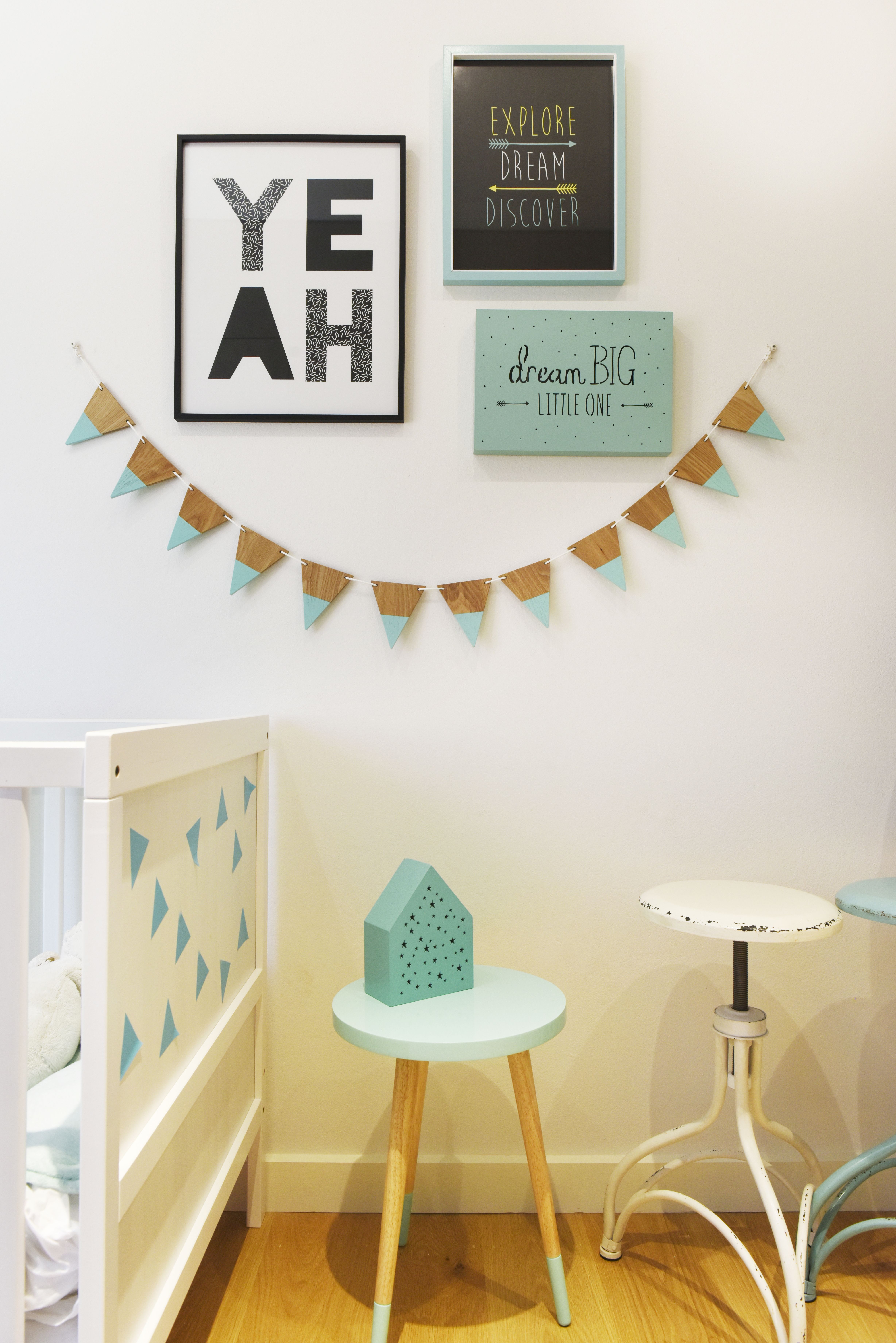 Poikien huoneissa tehostevärinä on turkoosi. Muutenkin kodin sävymaailma on pidetty skandinaavisen vaaleana. 