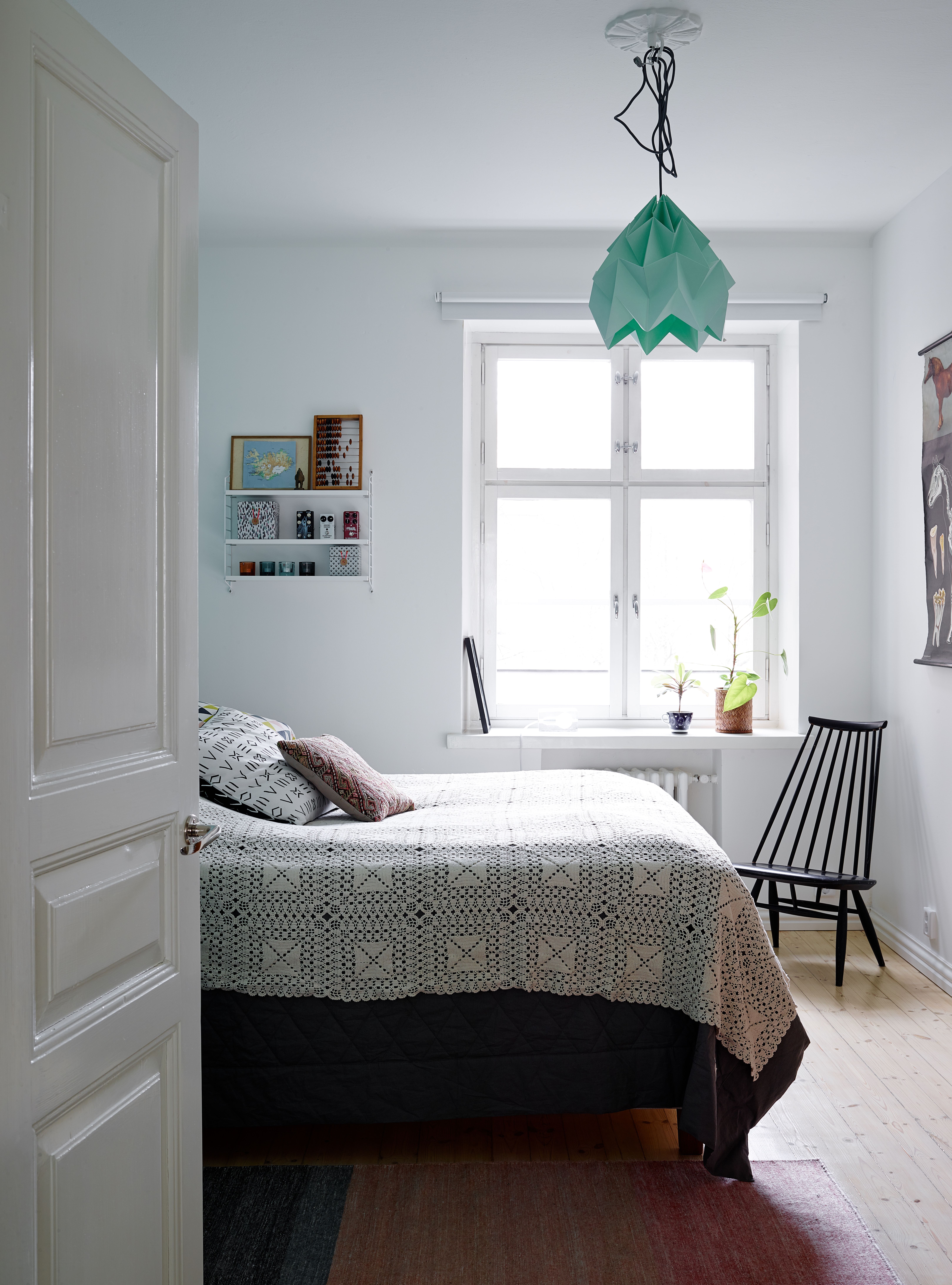 Makuuhuoneen oviaukkoa siirrettiin ja suurennettiin remontissa. Aukkoon löytyi sopivat vanhat pariovet, jotka kunnostettiin. Katossa Studio Snowpuppen Moth lamp -valaisin, ja nurkassa Ilmari Tapiovaaran suunnittelema Mademoiselle-tuoli.