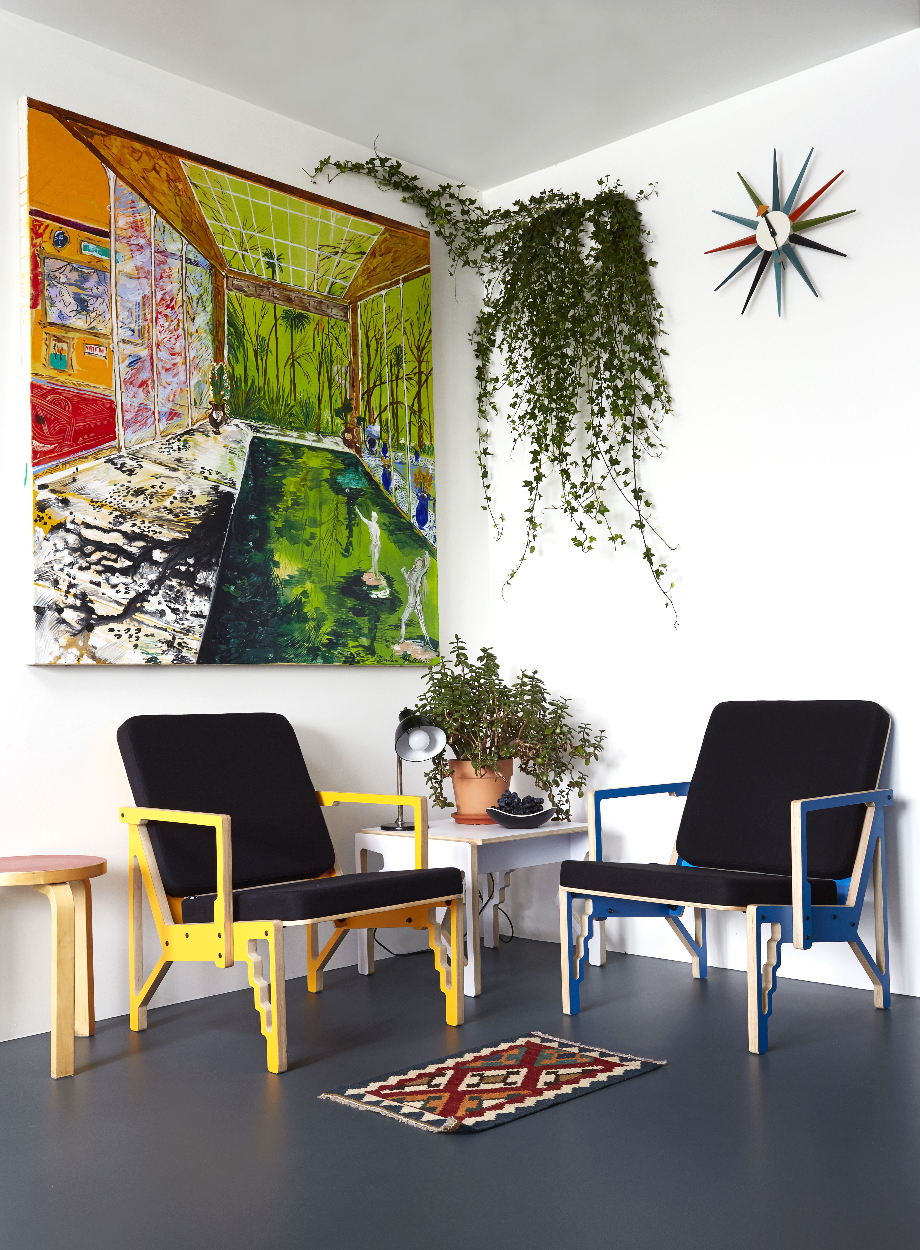 Hillityissä puitteissa persoonalliset esineet pääsevät hyvin esille. Karoliina Hellbergin öljyvärimaalaus ja viherkasvit toimivat graafisten CNC-nojatuolien ja -pikkupöydän vastapareina. 15-vuotias rahapuu on kodin tärkein silmäterä.