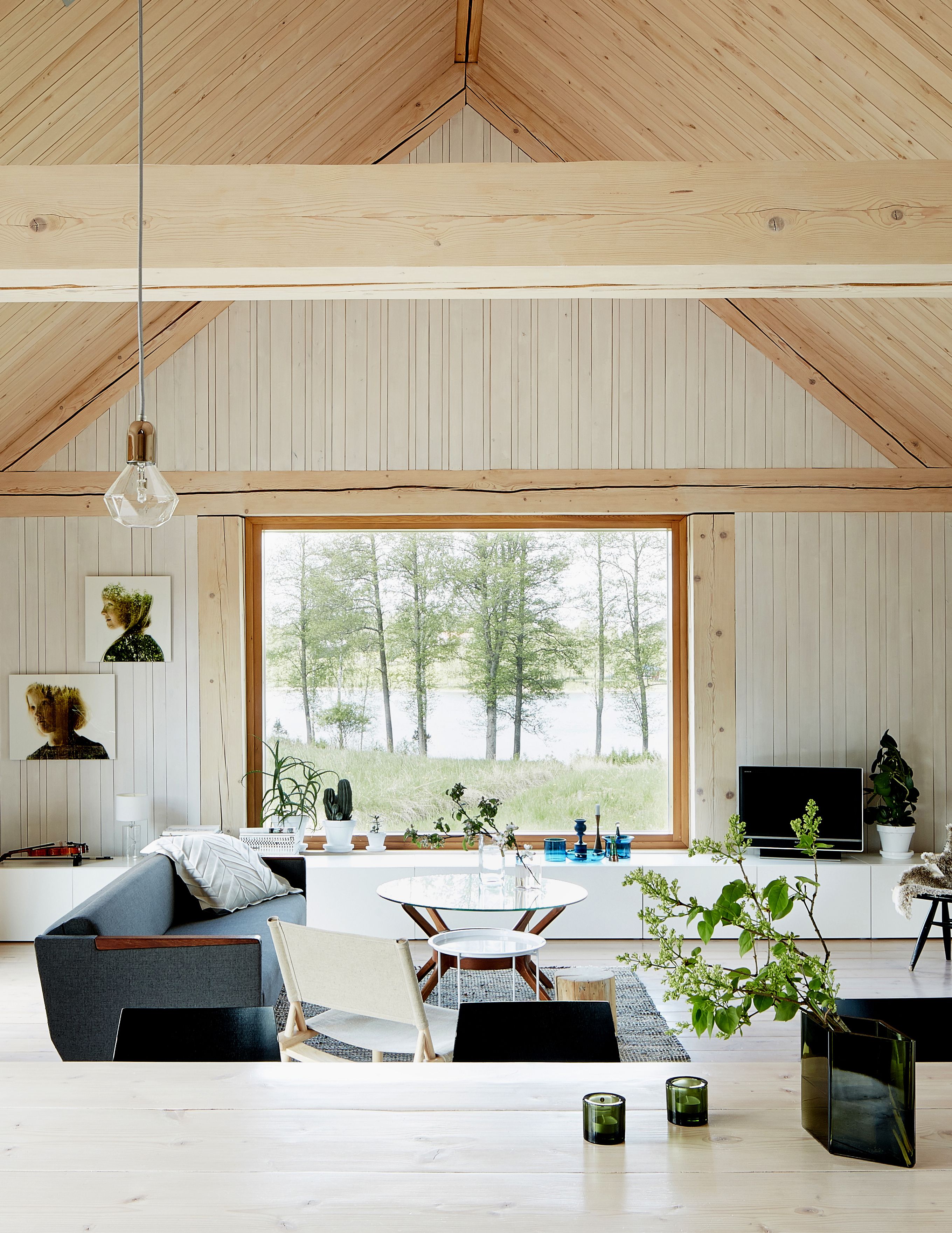 Ikkunasta aukeaa näkymä järvelle, suuntaan, jonne Mathias haaveilee rakentavansa rantasaunan. Hiekkaranta on jo rakenteilla, sillä edellisenä talvena tilattu hiekkakuorma on jo paikallaan. Nikarin Decembre-tuoli on talon ainoa uusi kalustehankinta. Sisäseinät on tehty kolmeen eri leveyteen sahatusta tervalepästä, joka on vain kevyesti pyyhkäisty valkolakalla. Katto on käsittelemätöntä tervaleppää, lattia douglaskuusta.