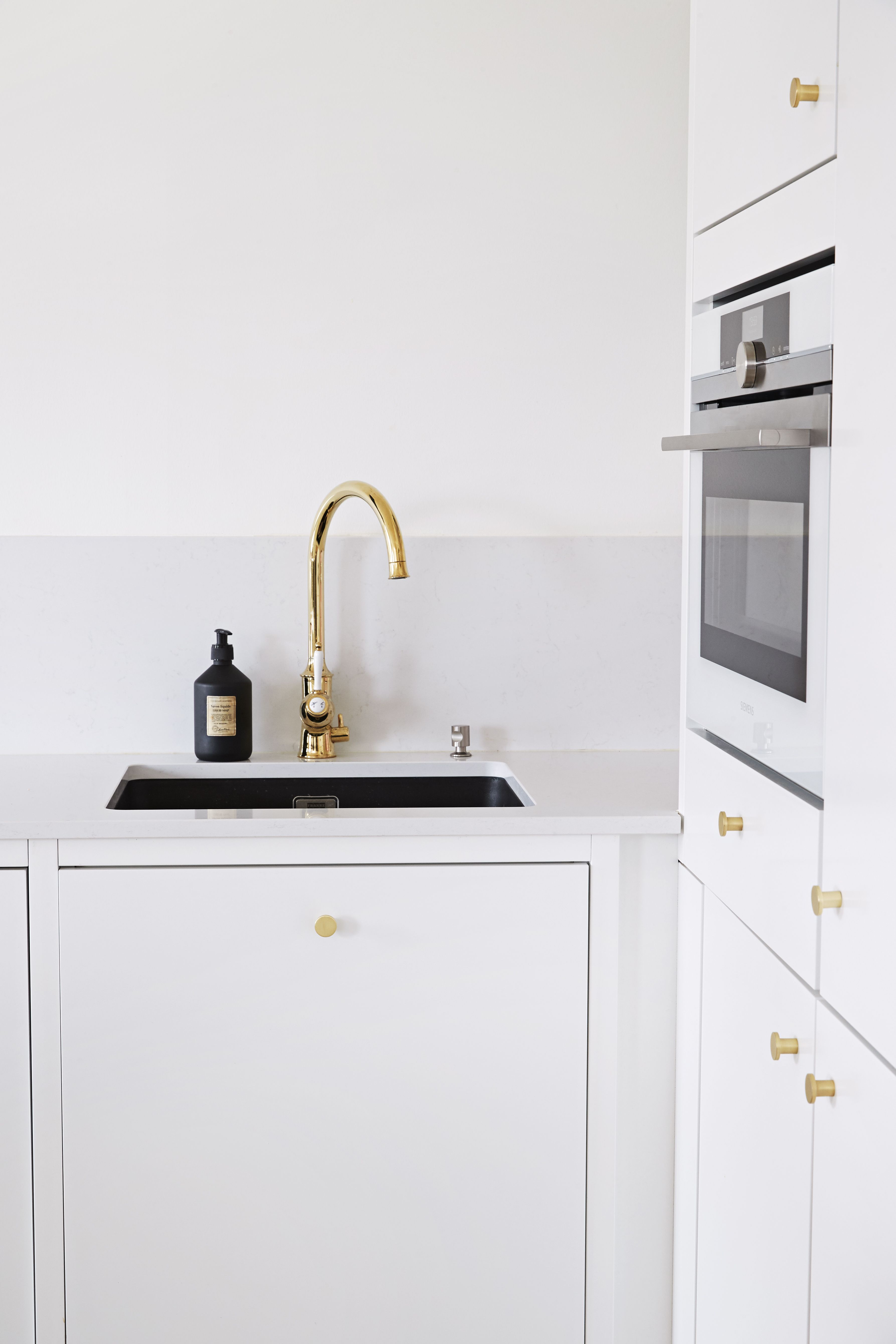 Kaunis ranskalaishenkinen hana ja messinkivetimet sopivat täydellisesti yhteen. Tasoon alta päin asennettu allas on tyylikäs ratkaisu ja helppo pitää puhtaana.