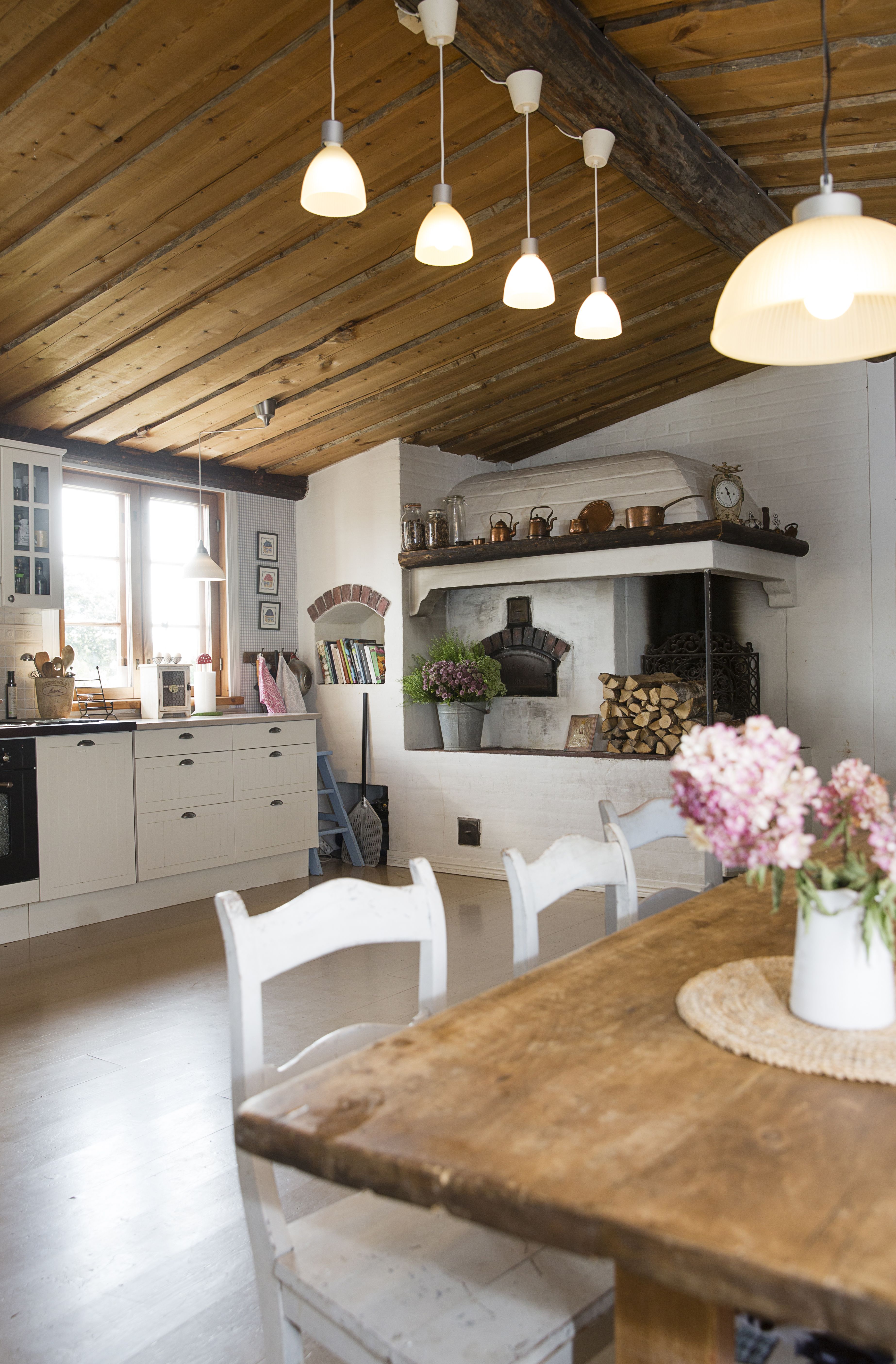 Tupakeittiön katto oli juuri sopivan hauska sellaisenaan, leivinuuni on edelleen toiminnassa ja keittiö hankittiin Ikeasta. Vanha ruokapöytä on Petrin vanhempien, ja sen ympärillä on kokoelma talonpoikaistuoleja.