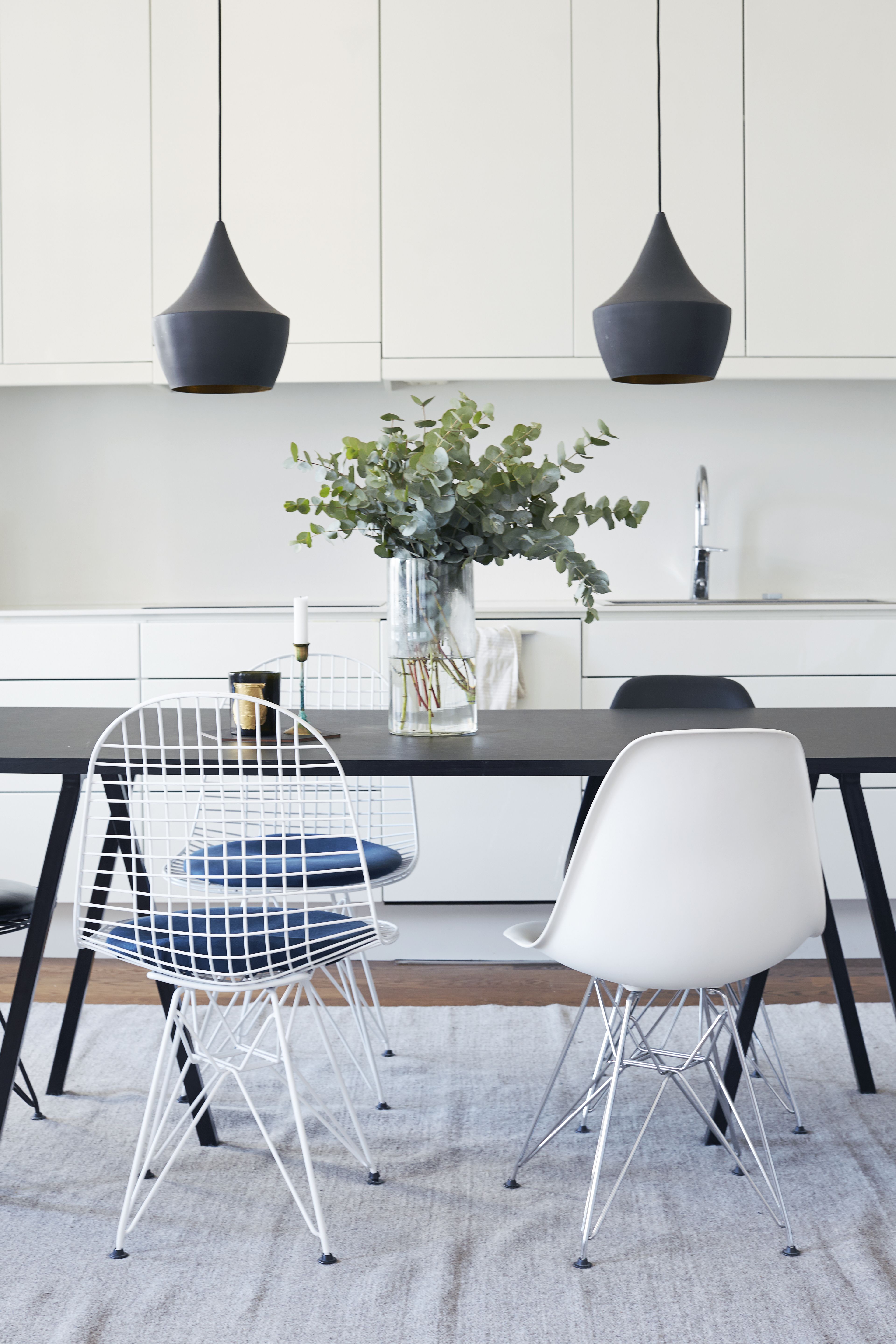 Keittiön Rosa ja Mika ovat halunnet pitää eleettömänä ja avoimena. Iso ruokapöytä on parista ehdoton, jotta ystävätkin mahtuvat sen ympärille. Hayn ruokapöydän yläpuolella on Tom Dixonin Beat-valaisimet. Ruokapöydän DKR- ja DSR-tuolit ovat Eamesien Vitralle suunnittelemat.