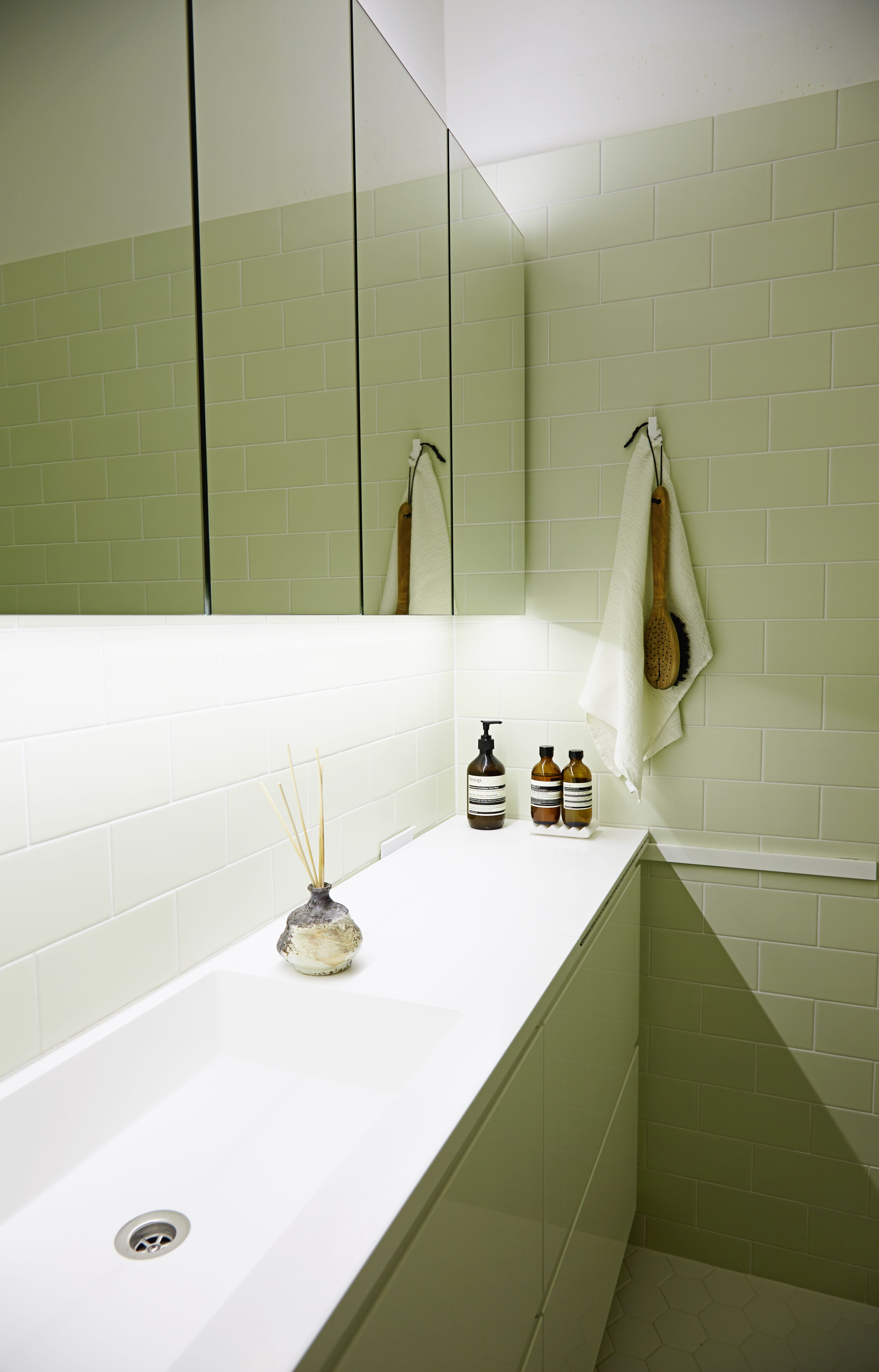 Harmonisen kylpyhuoneen suunnitteli ja toimitti asukkaiden toiveiden mukaan Opdeco. Kylpylämäistä tunnelmaa luodaan huonetuoksulla ja laadukkailla saippuoilla.