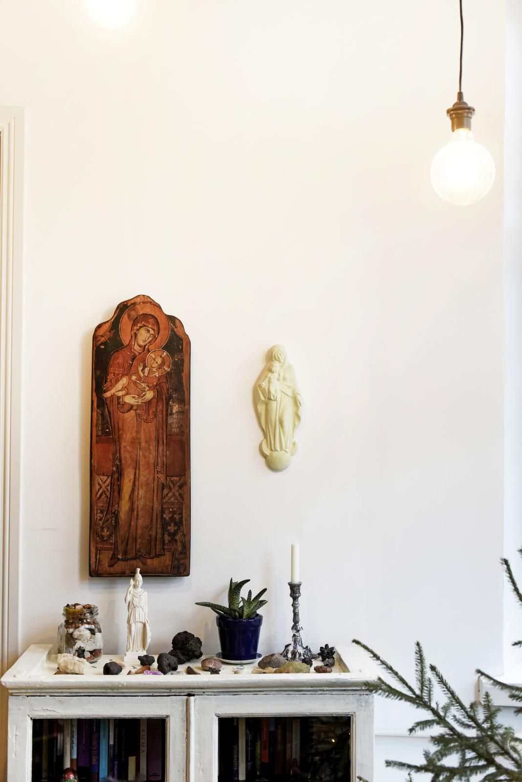 Ikonin Manuela peri isältään, ja se pääsi osaksi kotialttaria. Kivet ovat tärkeä osa sisustusta ja Manuela uskoo, että ne puhdistavat energioita kotona. Rakkaimmat kivet Manuela on tuonut Saharasta.