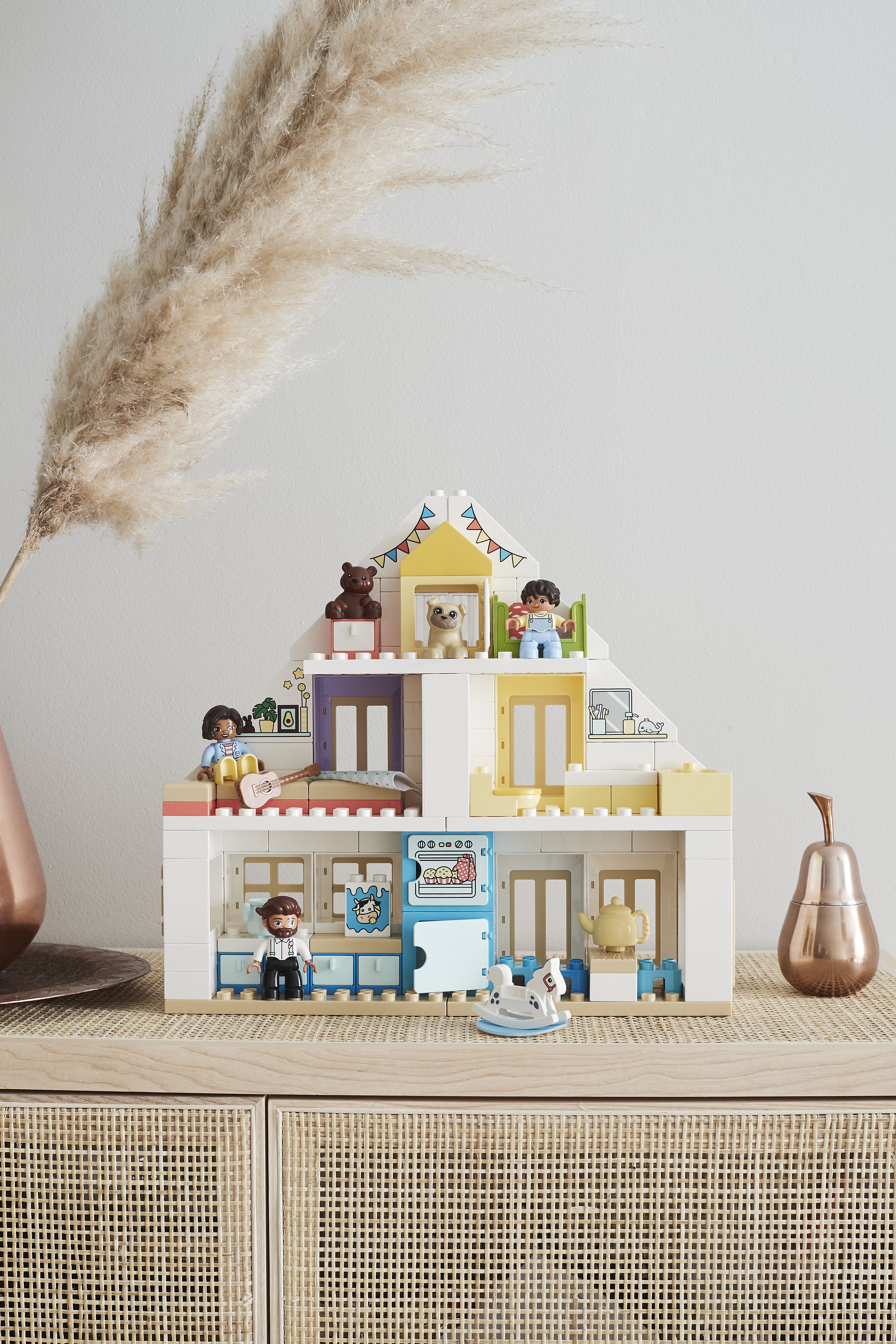 Roolileikkeihin kannustava Moduulileikkimökki on vaaleansävyinen LEGO DUPLO -uutuus, joka löytää paikkansa paraatipaikalta olohuoneen kaapin päältä.