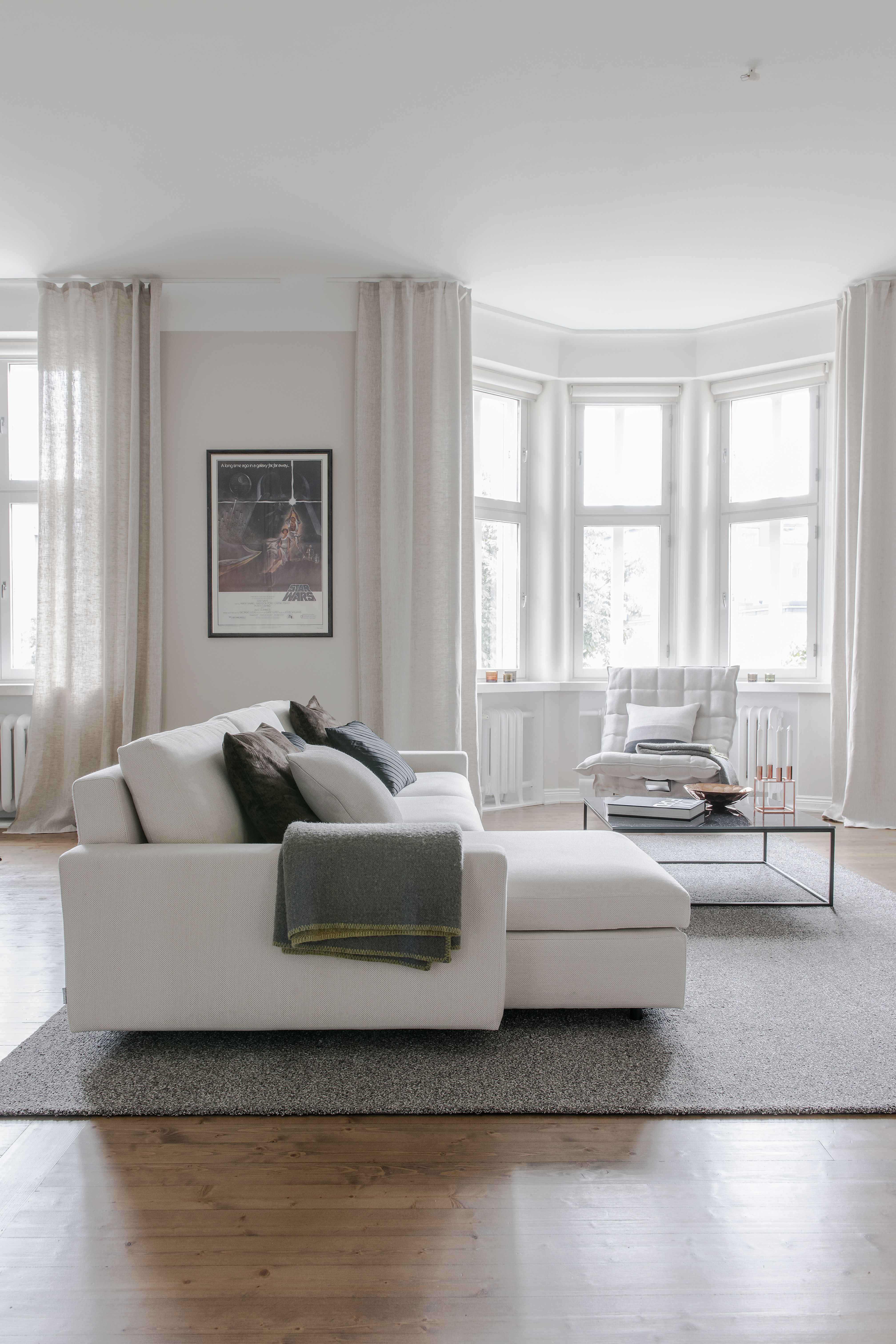 Olohuoneessa istutaan Sancalin divaanisohvalla ja Woodnotesin K-tuolilla. Iso Woodnotesin Tundra-nukkamatto kokoaa tilan yhteen.