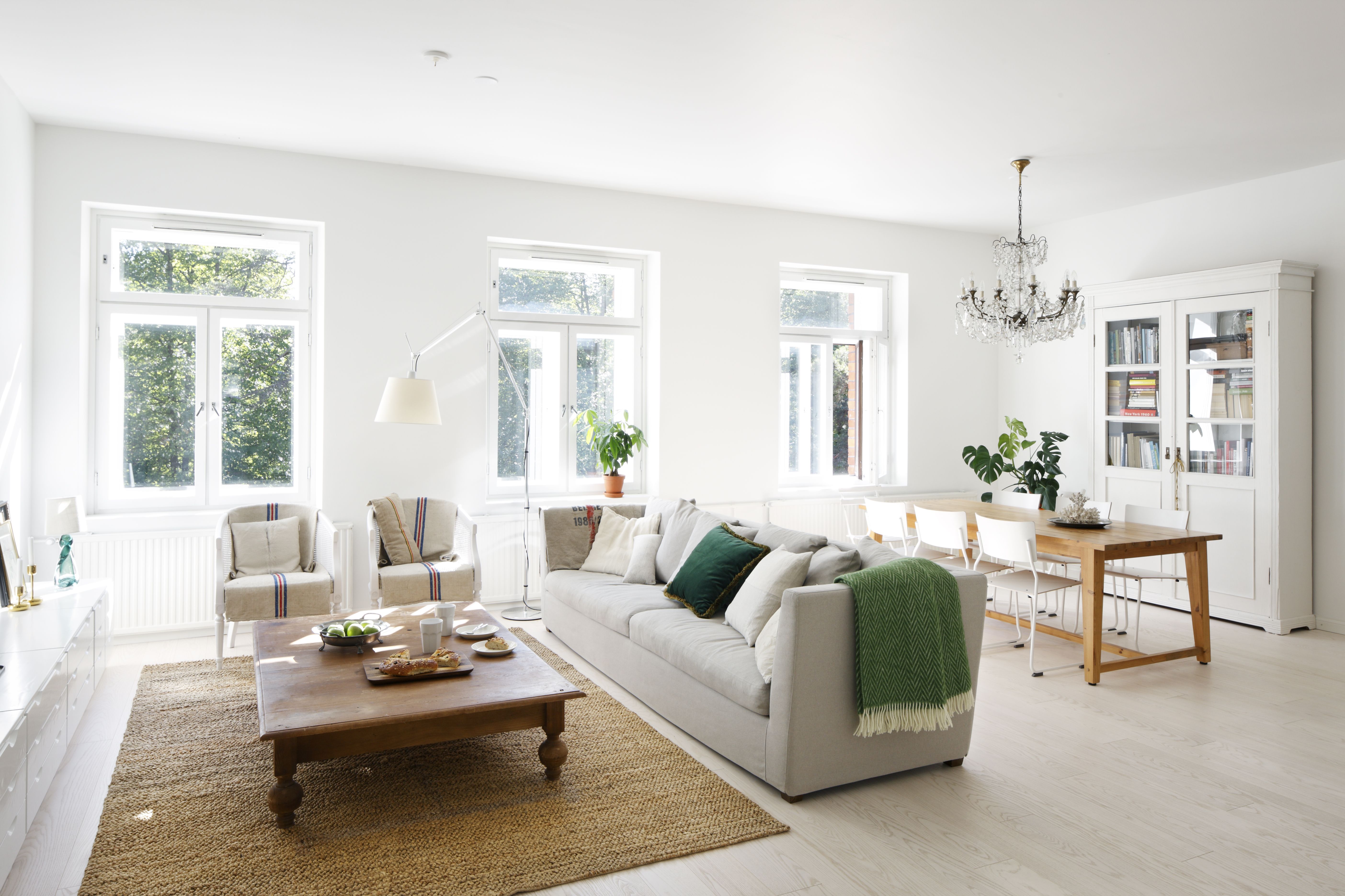 Olohuonetta laajennettiin remontissa, ja puretun huoneen paikalla on nyt Moco Homen ruokapöytä, joka ostettiin Vepsäläiseltä kymmenen vuotta sitten. Kymmenenvuotias Sitsin sohva hankittiin myös Vepsäläiseltä. Edellisen asunnon ruokapöydän jalat lyhennettiin sohvapöydäksi. Vihreä samettityyny on Sisustusnallesta ja Iida-viltti on Lapuan Kankurien. 