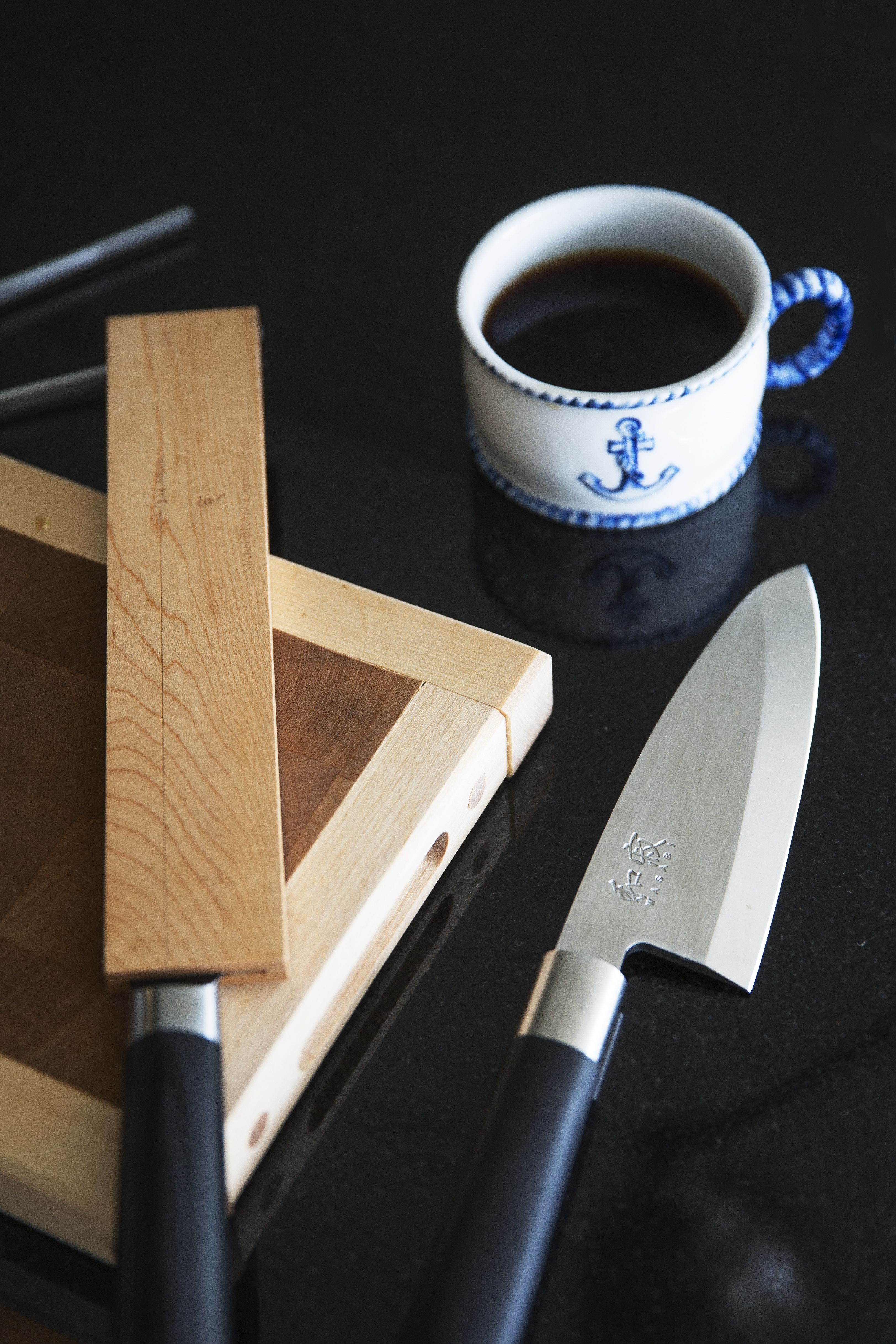 ”KÄYTÄN VAIN HYVIÄ veitsiä, pääosin Kai Shun -merkiltä. Antiikkisesta ankkurikupista kahvi maistuu parhaimmalta. Kuppi on lahja ystävältäni”, Tomi kertoo.