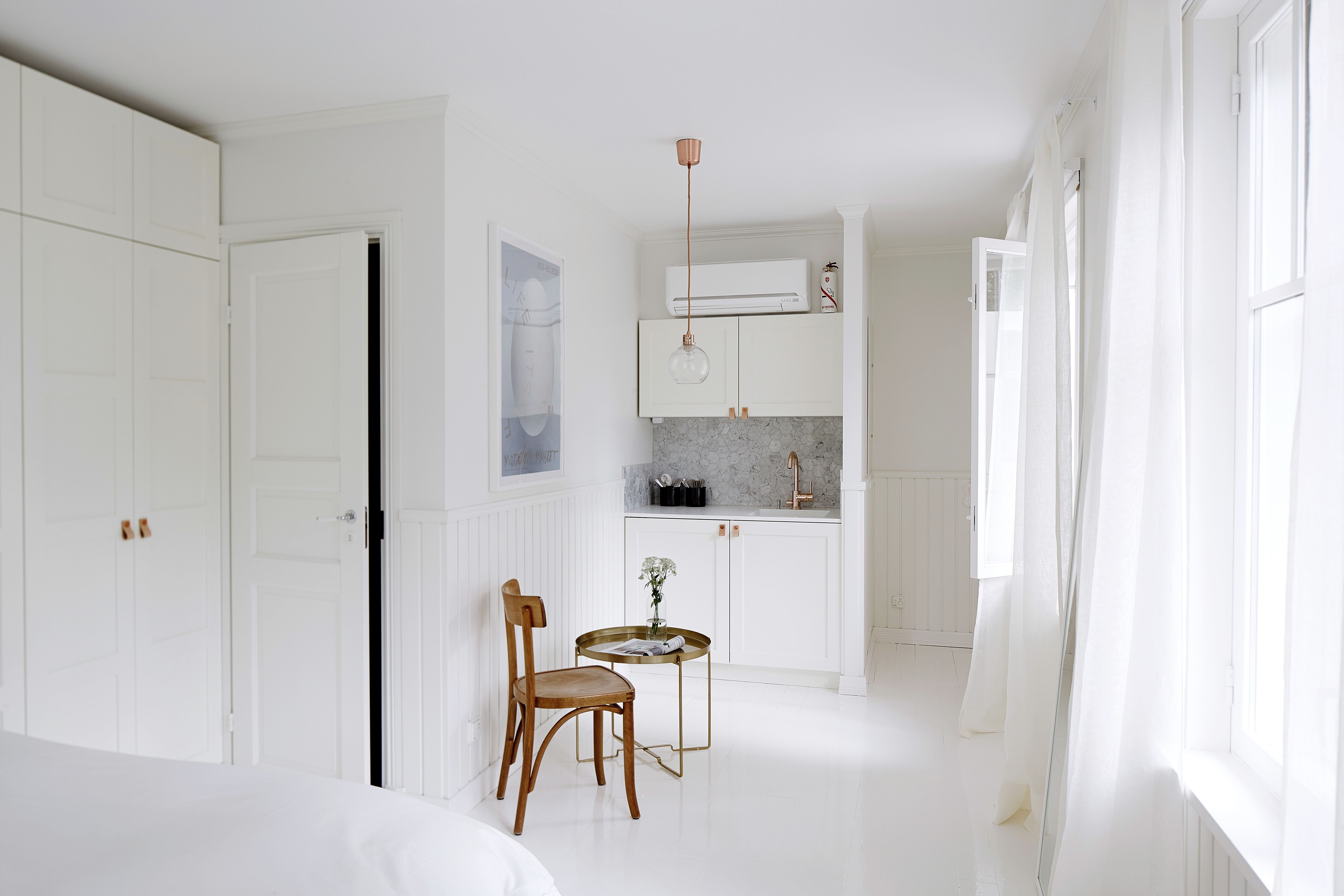 Pieni keittiö ja oma kylpyhuone tekevät pihatalon huoneesta kuin asunnon. Staffan satsasi kaikissa huoneissa hyvin sänkyihin ja untuvapeitteisiin