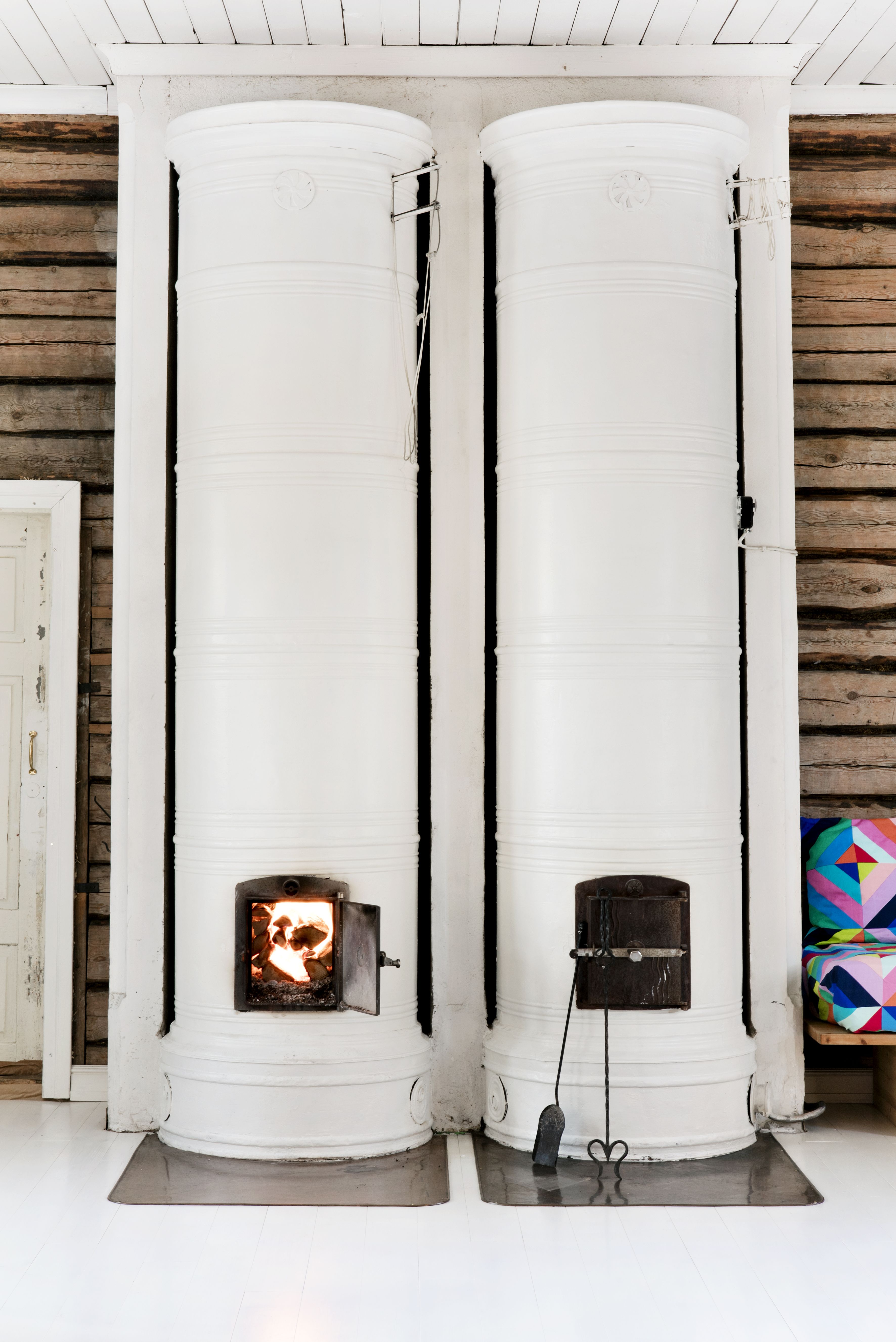 Talossa on seitsemän pönttöuunia, joista osaa käytetään kylmimpinä vuodenaikoina.