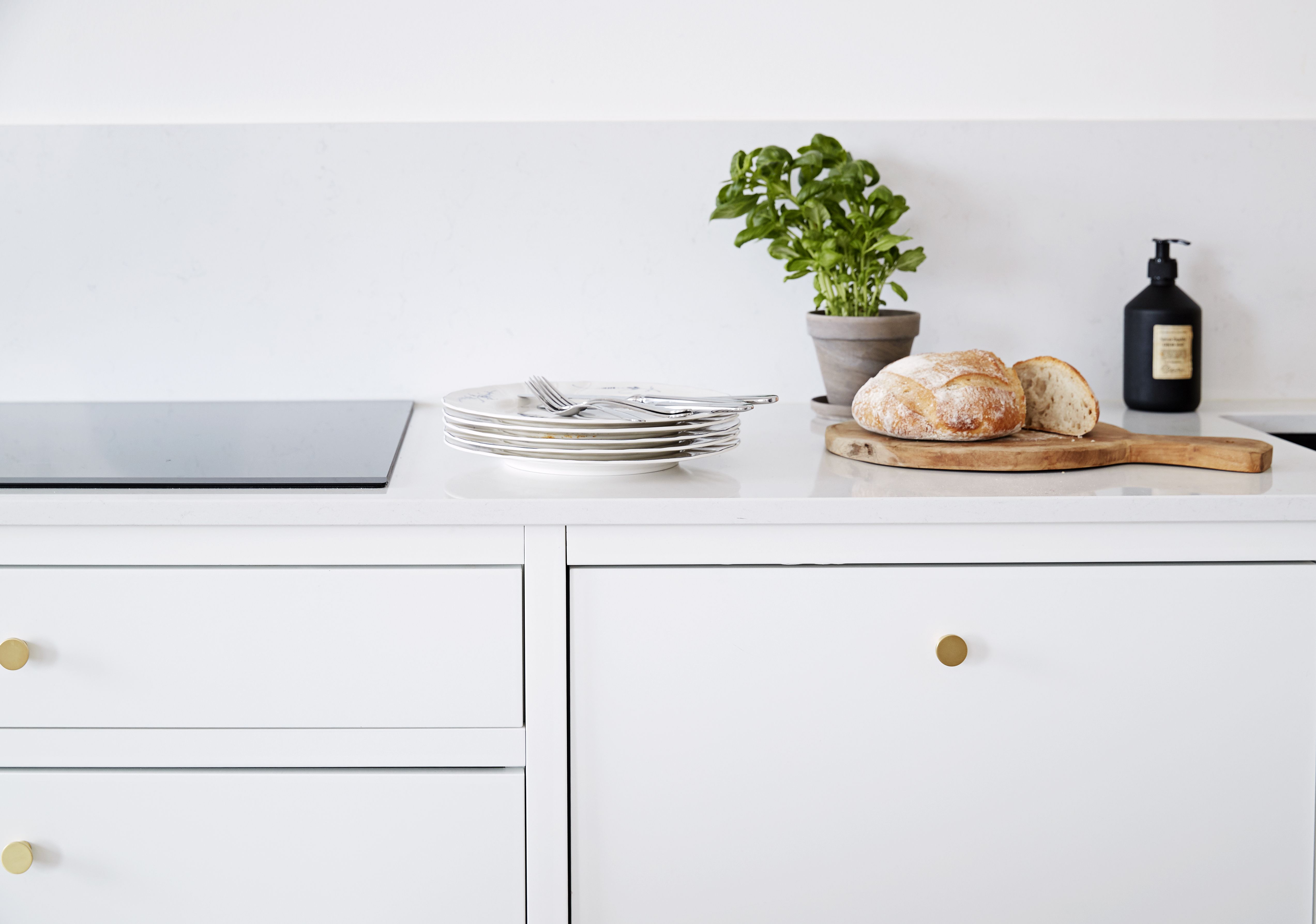 Ovien raamitukset tekevät keittiön ilmeestä viimeistellyn ja persoonallisen. Myös vetimillä on suuri vaikutus lopputulokseen.