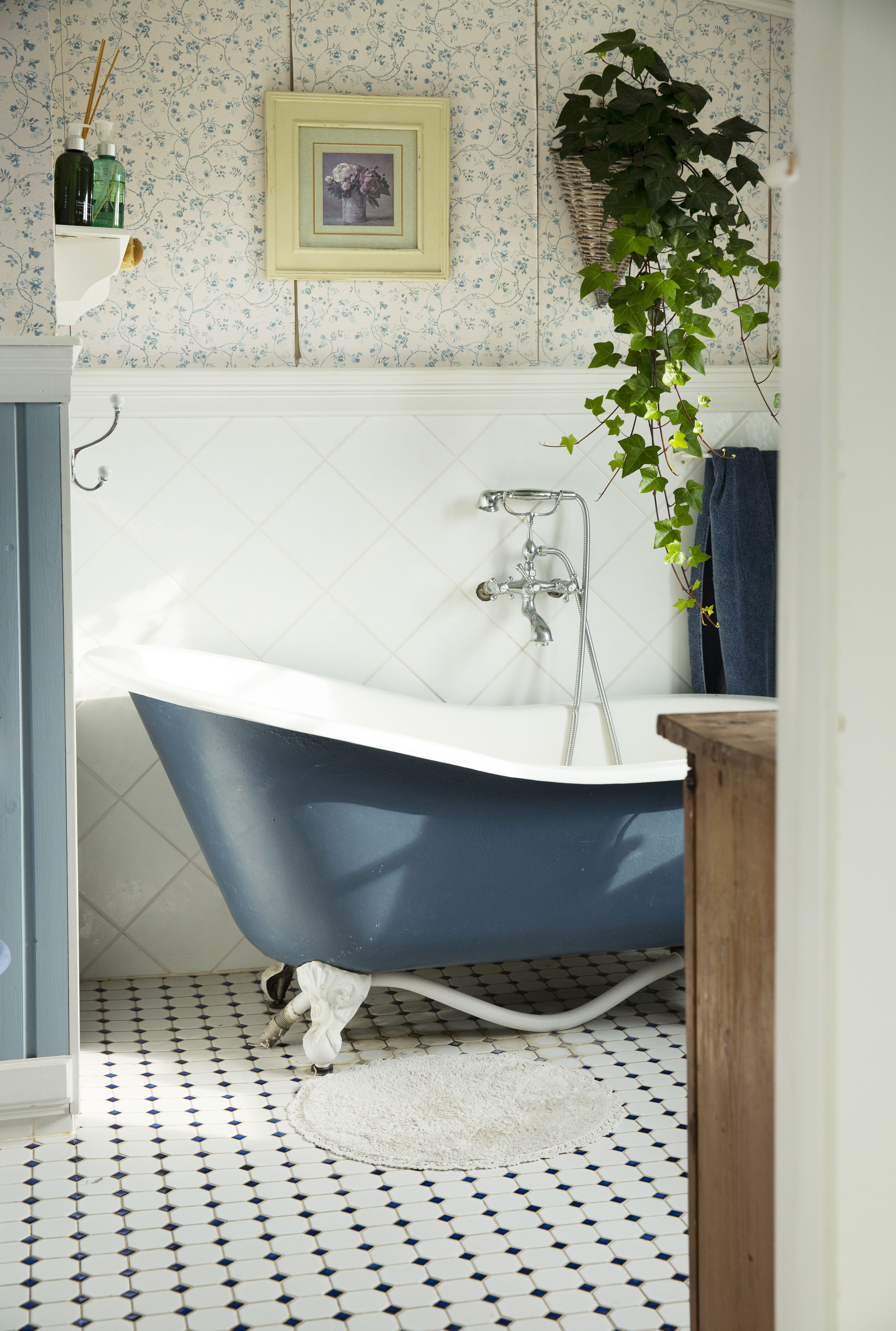 Makuuhuoneen jatkona on pukeutumis- ja kylpyhuone. Ammeen alaosa maalattiin siniseksi. Seinien alaosa laatoitettiin valkoisella laatalla diagonaalilinjaan.