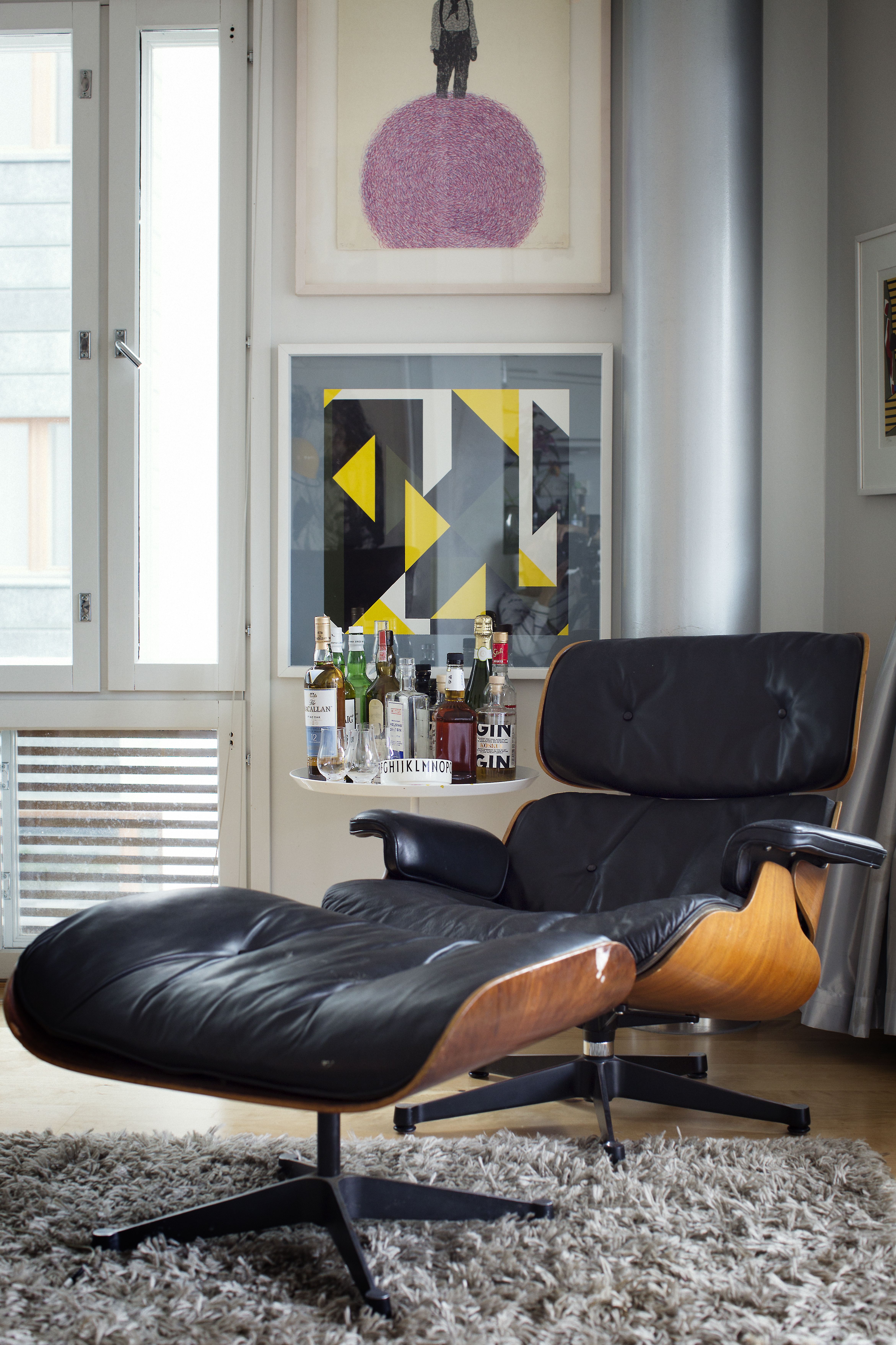 Vitran kulunut Eames Lounge -nahkanojatuoli näyttää ikääntyessään aina vain paremmalta.