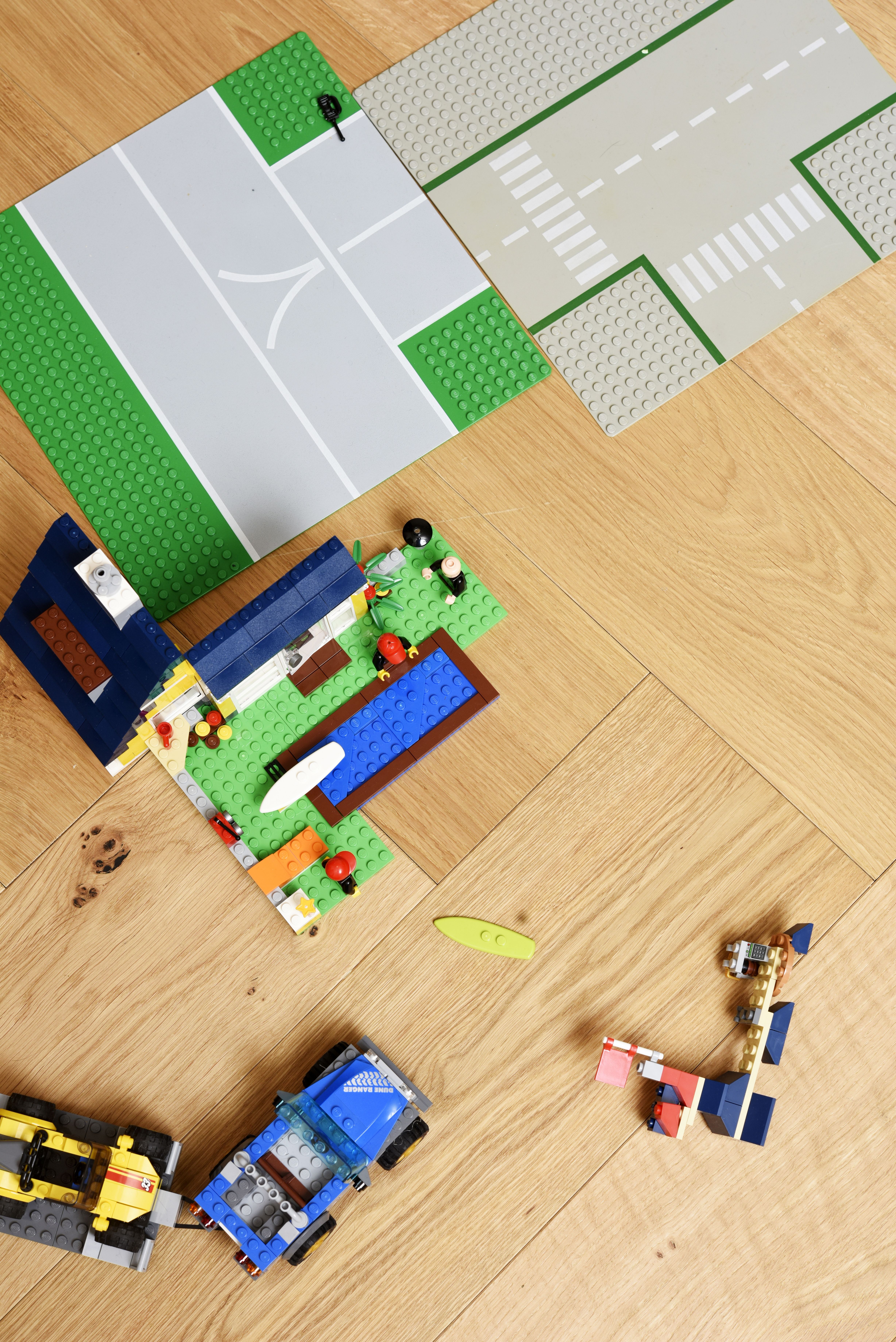 Pienten poikien kotona legot tuovat lisäväriä sisustukseen. Timberwisen klassinen kalanruotolattia on tammea ja tyylikäs pohja muulle sisustukselle.