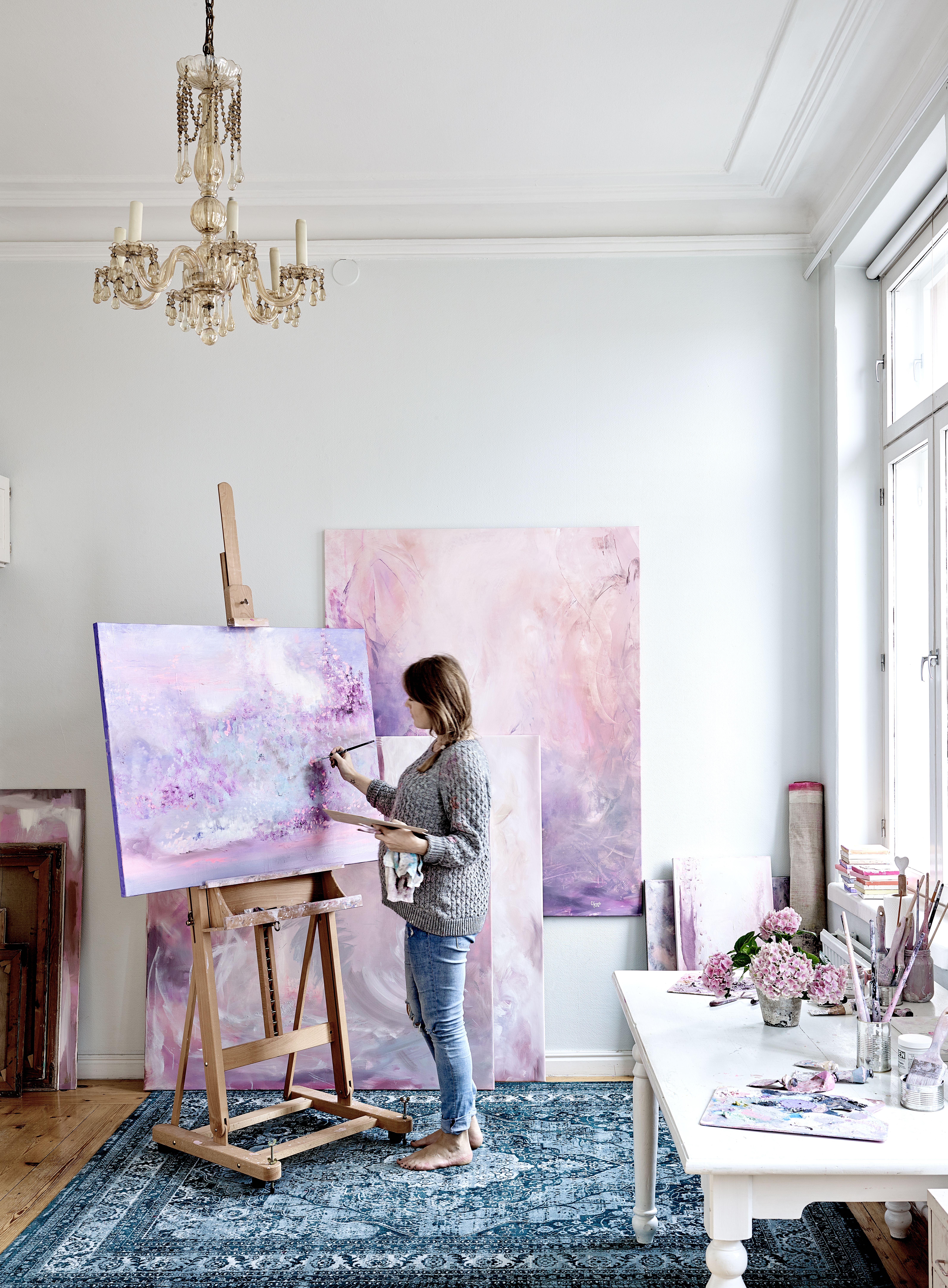 Kodin valoisin huone on Carolinan ateljee. Ennen näyttelyä seinät täyttyvät maalauksista, jotka sen jälkeen siirtyvät uusiin koteihinsa.