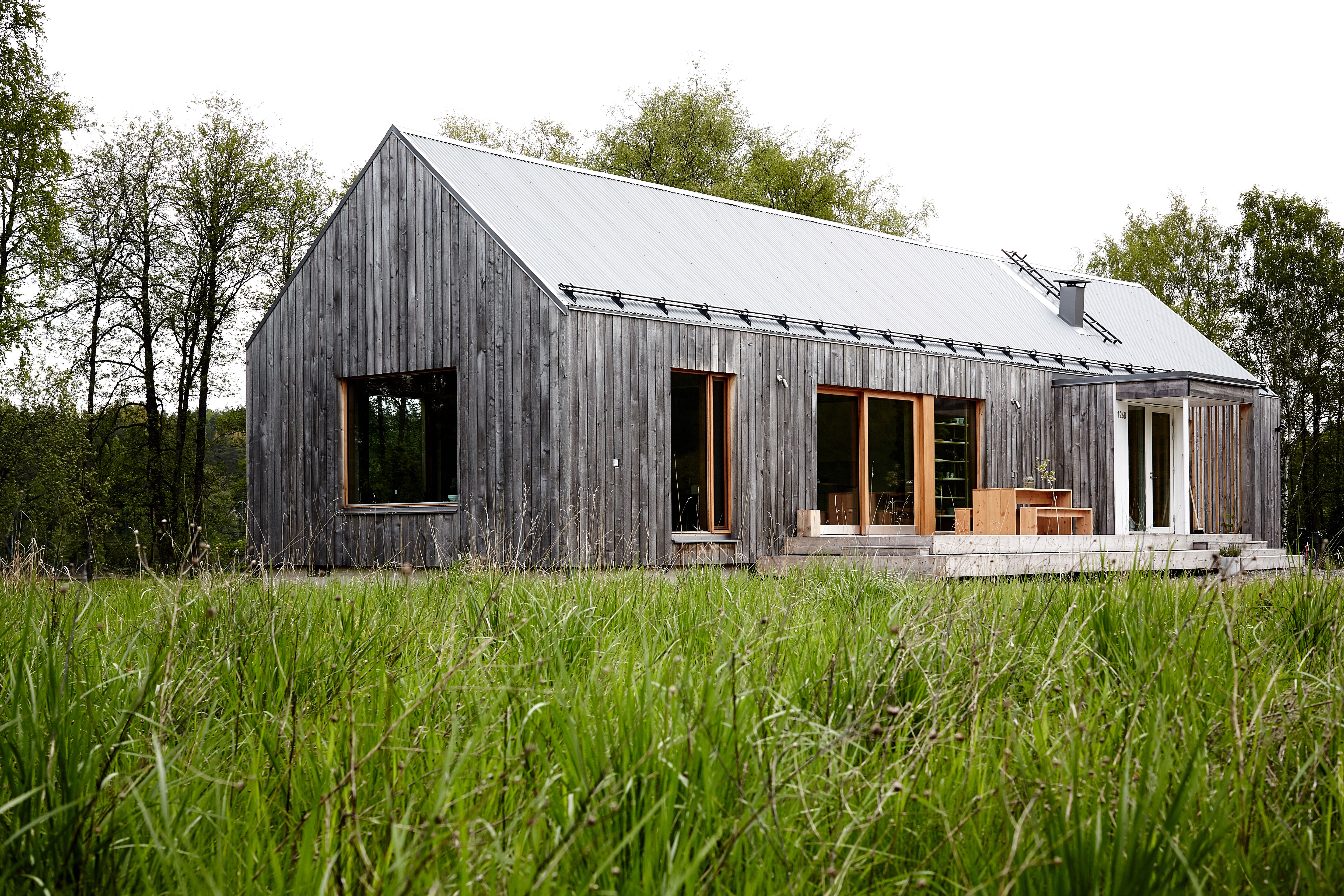 Talon ulkopinta on käsittelemätöntä haapaa ja katto poimupeltiä.